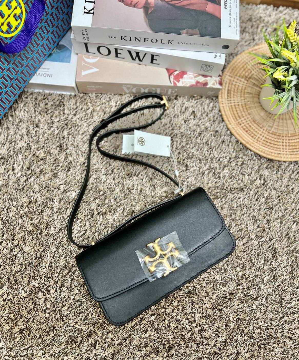 TORY BURCH ELEANOR CONVERTIBLE SHOULDER BAG ((89644)) รุ่นใหม่ สวยตามคนดังเซเลบกันเลยค่า! พร้อมส่ง ห้ามพลาดก่อนหมด ต้องมีติดตัวสักใบค่า กระเป๋าหิ้ว//คล้องไหล่ หรือสะพายข้างได้ หนังแท้เรียบ ผิวลื่น หรูมากๆสำหรับรุ่นนี้ เปิด-ปิดกระเป๋าแบบแม่เหล็กโลโก้แบรนด์