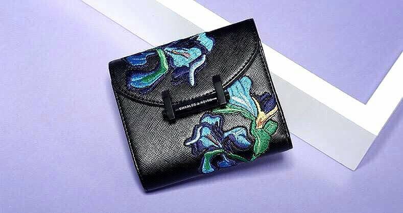 CHARLES &. KEITH Embroidery Short wallet BEST SELLER กระเป๋าสตางค์ใบสั้น 3 แบบพับ งานปัก ด้านหน้าสวยมาก เปิดปิดกระเป๋าแบบแม่เหล็ก ด้านในมี กระเป๋าซิป แยกออกมาใช้งานได้ มีช่องใส่นามบัตร และ ช่องใส่ธนบัตรค่ะ