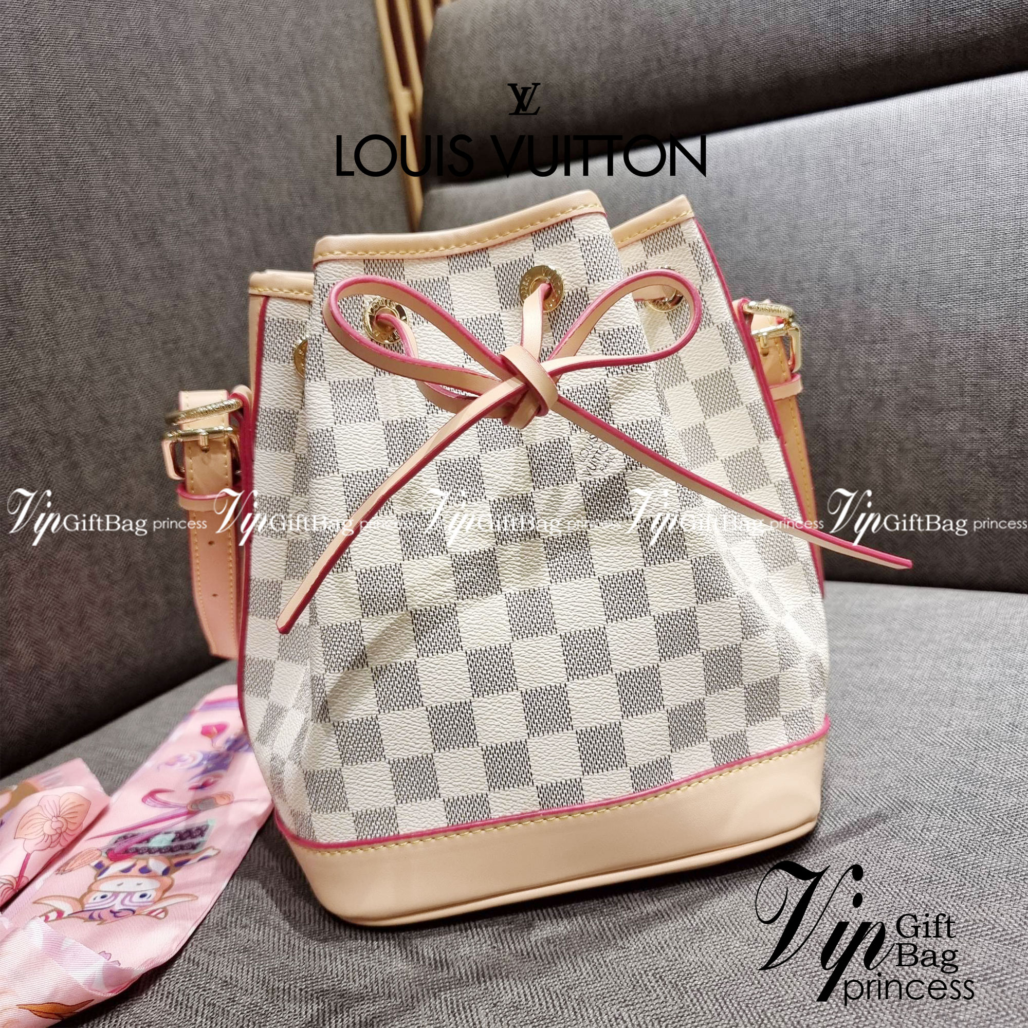 LV Noe bb damier azur กระเป๋าทรงขนมจีบสุดฮอต ราคาสุดคุ้ม ลิมิเต็ดมากๆ แถมฟรี ริบบิ้นแบรนด์เอนกประสงค์ จะใช้แทนสายรูดปากกระเป๋า ผูกเป็นโบว์ตกแต่งเก๋ๆ หรือจะพันถนอมสายสะพายยังได้ คุ้มจริง!! วัสดุหนังแคนวาส ภายในโล่งกว้าง ใส่ของได้ตามสะดวก สายสะพายปรับได้อีก