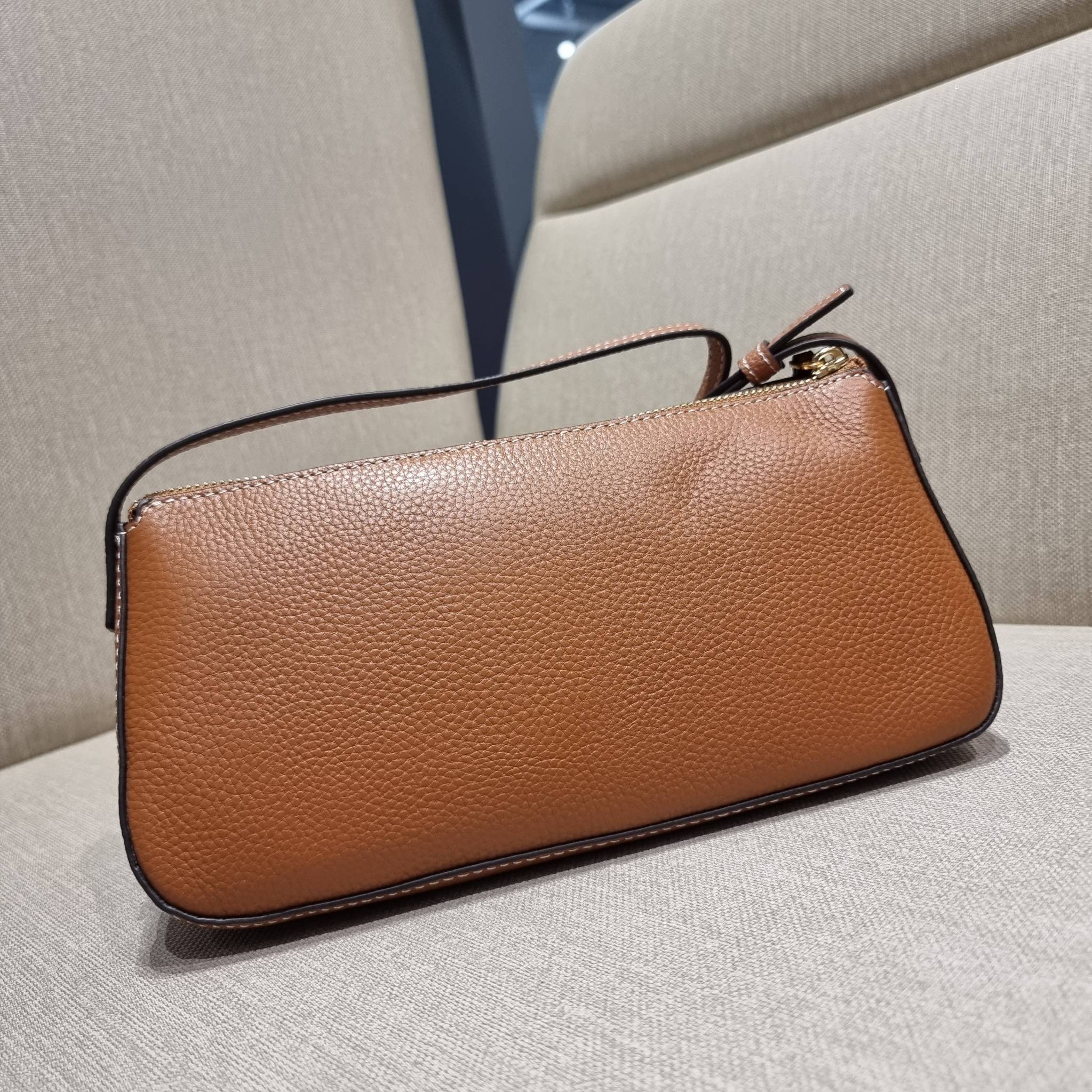 TORY BURCH MCGRAW WEDGE กระเป๋าสะพายไหล่ ทรงสวยไม่ซ้ำ ไม่เกร่อ!! สะดวกใช้งาน ดีไซน์เรียบแต่แฝงความหรู และคลาสสิคในตัว วัสดุหนังลูกวัว สัมผัสดี สวยคม เปิด-ปิดด้วยซิป ภายในเป็นช่องโล่ง มีช่องย่อยเก็บบัตร มาพร้อมสายสะพายในตัว ปรับได้อีกเล็กน้อย ไอเท็มนี้เหมา