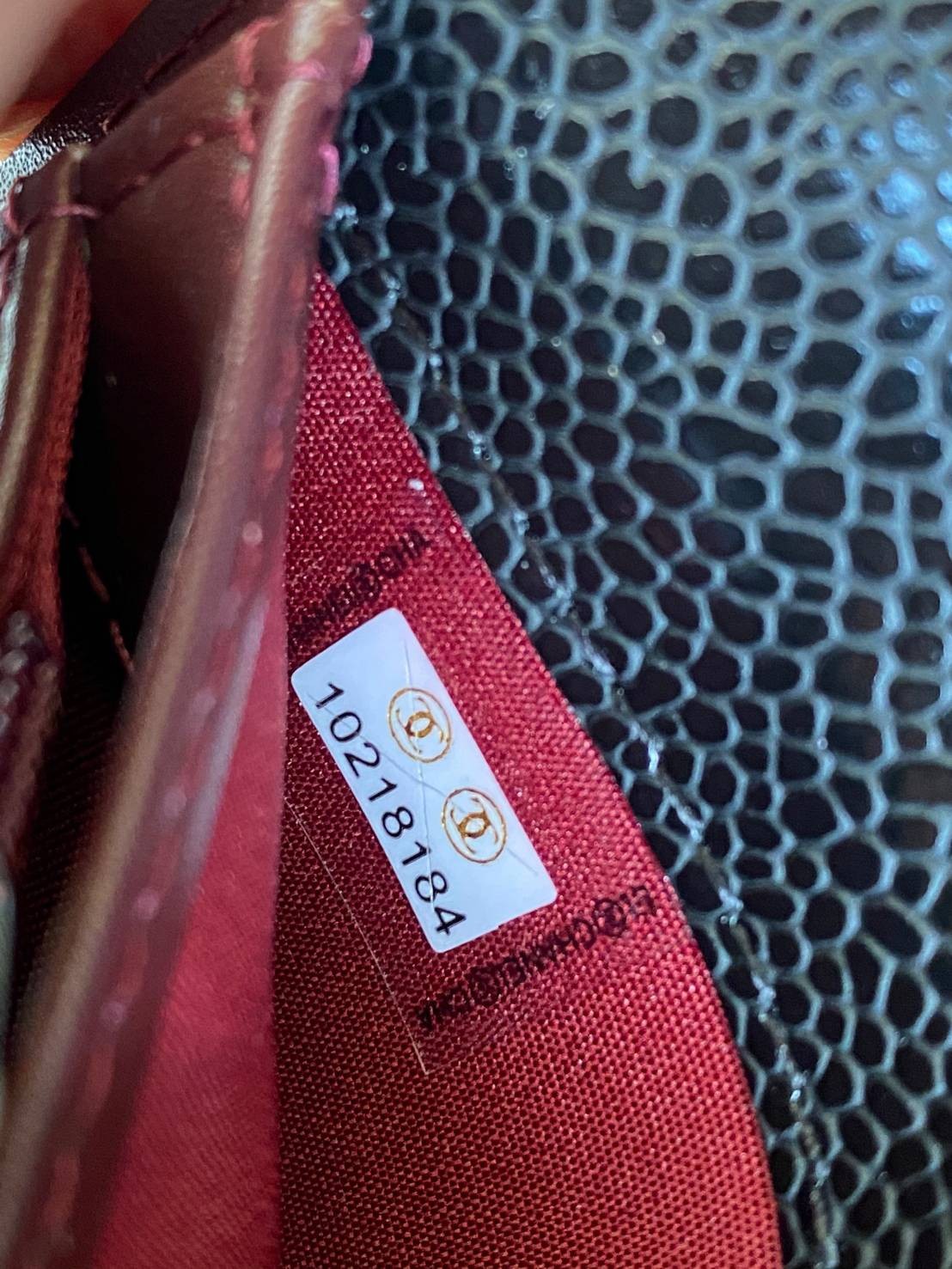 หนังแท้ CHANEL WALLET รุ่นยอดนิยมไอเท็มฮิตวัสดุหนังคาเวียร์สวยคลาสสิคเปิดปิดด้วยฝาปิดกระดุมด้านหน้ามีโลโก้แบรนด์อะไหล่ทอง/เงินสวยหรู ภายในสีแดงเบอกันดี้ มีช่องซิปด้านในเรียกว่าใบเดียวจบ เป็นใบยอดนิยมของสาวๆ เลยค่าา พร้อมส่งที่ไทยไม่ต้องรอพรีฯ สาวก Chanel 