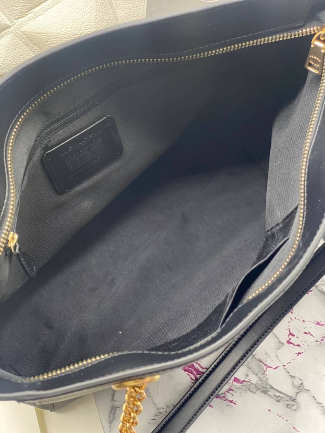 COACH Tote in Signature Canvas Bag กระเป๋าสะพายทรงช้อปปิ้ง สายกระเป๋าเป็นหนังสลับโซ่ทองสวยงาม เพิ่มความหรูหรา ภายในโล่งกว้างใส่ของได้เยอะมาก วัสดุ Canvas เคลือบลายซิกเนเจอร์และหนัง พร้อมซิปกลางเก็บของได้มิดชิดเลยค่ะ มี 3 สี น้ำตาล ดำ ขาว