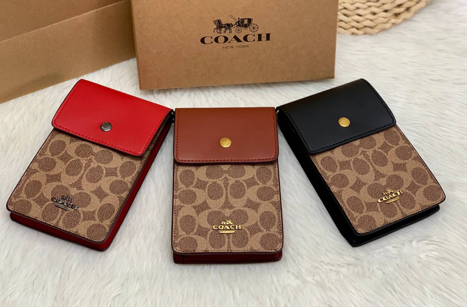 COACH PHONE CASE CROSSBODY BAG ((73486//76988//76357//39955//91046)) COACH NORTH/SOUTH CROSSBODY IN SIGNATURE CANVAS กระเป๋าใส่โทรศัพท์รุ่นนี้ มีความโดดเด่นทั้งดีไซน์และคุณสมบัติในการใช้งาน ด้วยลวดลายที่มีซิกเนเจอร์เป็นเอกลักษณ์แล้ว ด้านหลังยังมีช่องใส่กา