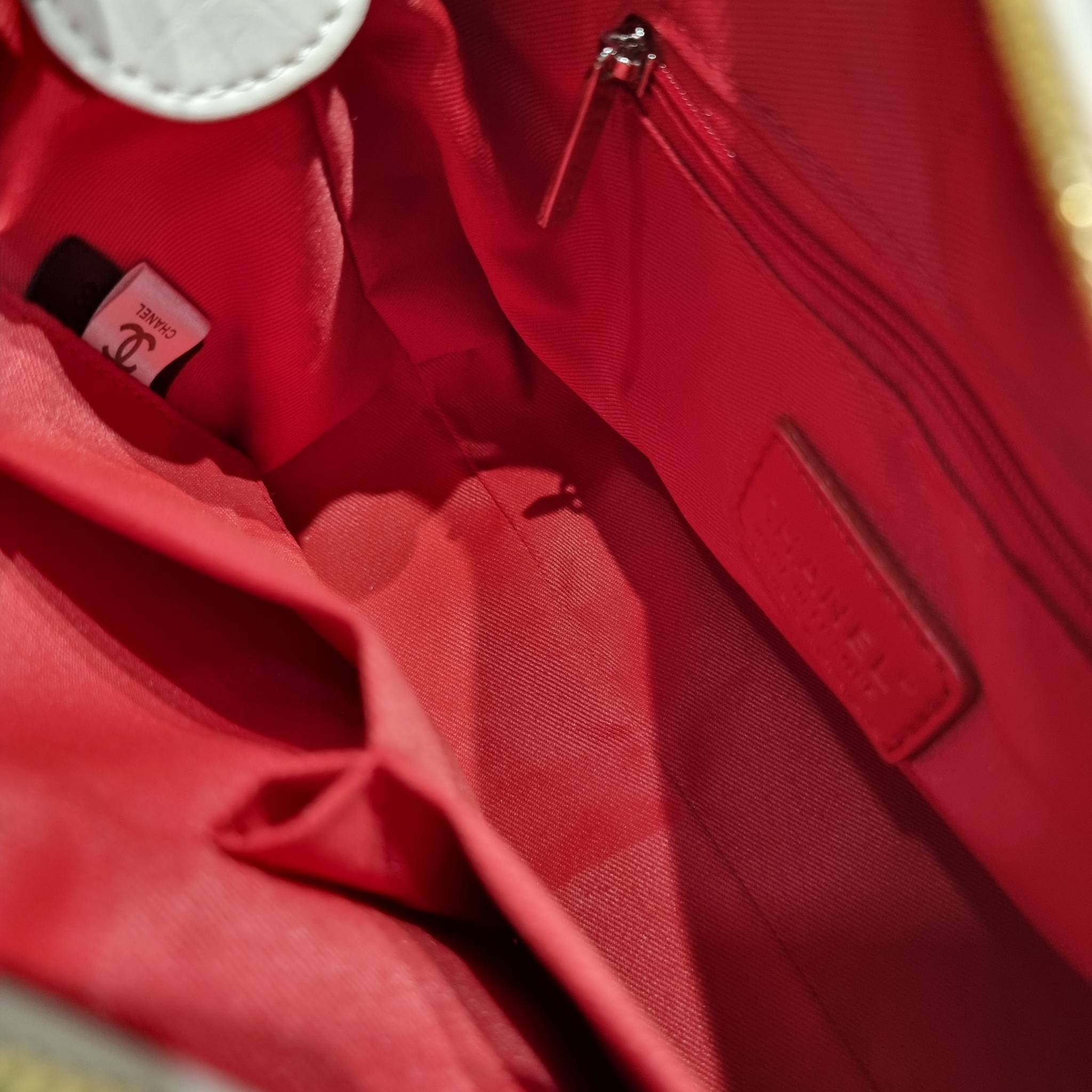 CHANEL Gabrielle Bag Medium สวยคลาสสิค No.1 ต้องยกให้ไอเท็มนี้เท่านั้น กับกระเป๋าสะพายซิกเนเจอร์ ดีไซน์ไม่เหมือนใคร เป็นเอกลักษณ์