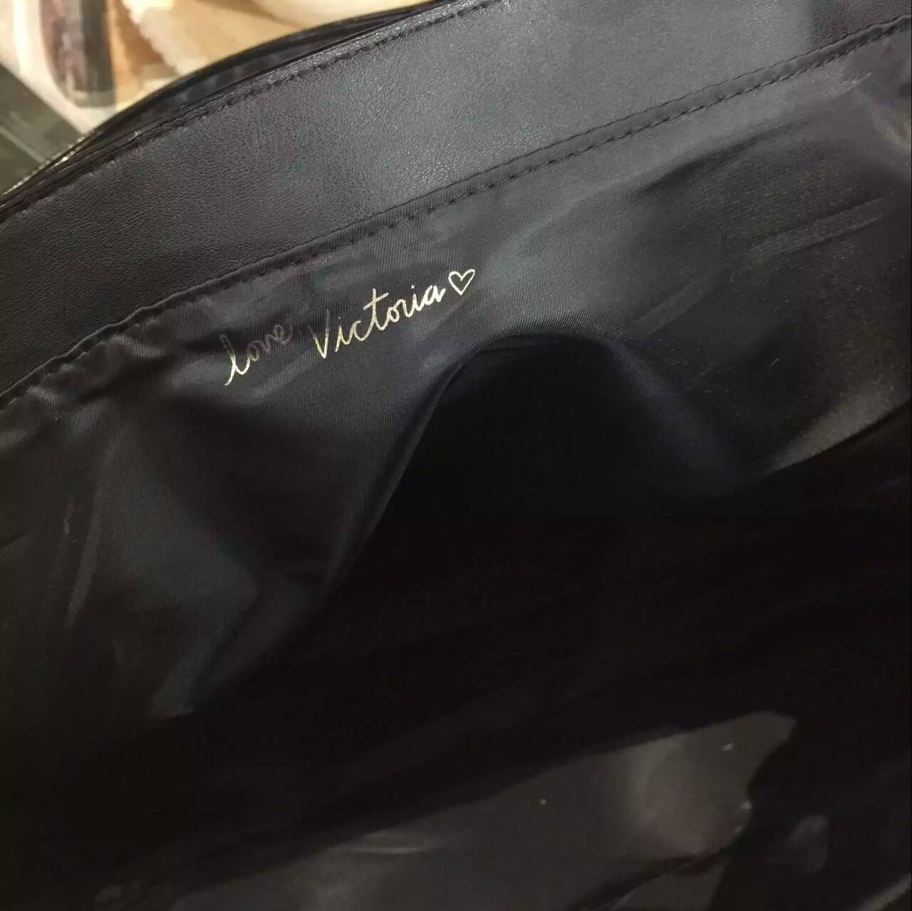 New Arrival! Victoria's Secret Canvas Large Tote Bag♡ กระเป๋าสะพายใบใหญ่ จุของได้คุ้ม! วัสดุทำจากผ้า canvas เต็มใบ น้ำหนักใบ ด้านหน้าแต่งโลโก้แบรนด์สีทอง มีพู่เก๋ดีไซน์สวย ด้านในบุผ้าปั้มแบรนด์ ใส่ของได้เยอะจุใจ จะถือไปเที่ยวหรือไปเรียน ก้น่าร