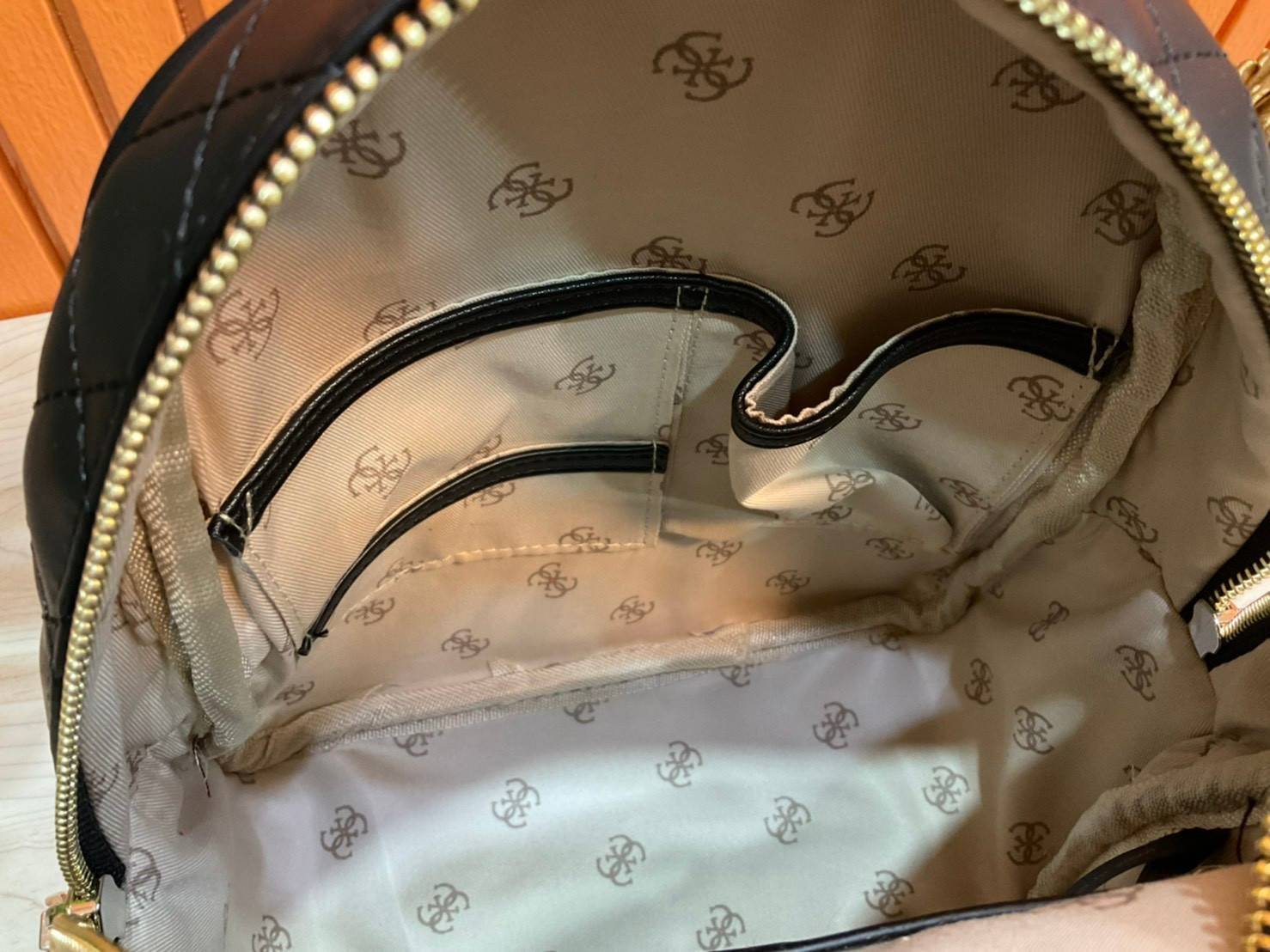 ของแท้ 100% GUESS ELLIANA BACKPACK BAG เป็นอีกรุ่นที่หายากค่ะ!! กระเป๋าสะพายหลัง