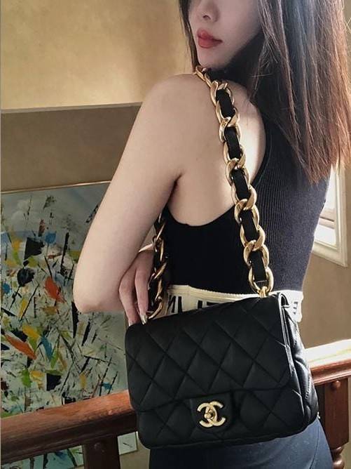 Chanel chunky chain bag in black สวยฟาดย้อนยุคความหรู ในราคาที่จับต้องได้ กับกระเป๋าสะพายไหล่ ไซส์กำลังสวย โดดเด่นด้วยสายสะพายโซ่สลับหนังเส้นใหญ่ ทนทาน ดูแพง