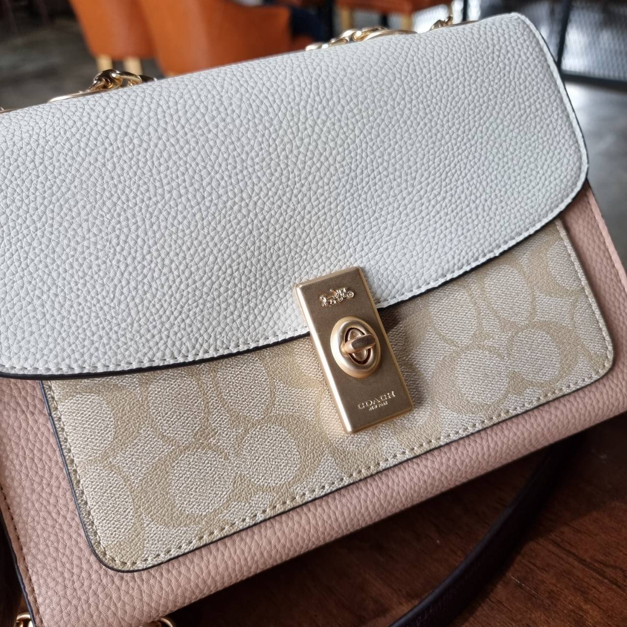 ของแท้ 💯% 】COACH C2174 LANE SHOULDER BAG IN COLORBLOCK SIGNATURE CANVAS หรูสุดต้องใบนี้นะน้องนะ ไอเท็มใหม่ล่าสุด กระเป๋าสะพายสายคุณหนู ดูหรูและคลาสสิค สายสะพายโซ่อะไหล่ทองขับผิว วัสดุหนัง pepble ตัดกับหนังแคนวาสเป็นดีไซน์คัลเลอร์บล็อค