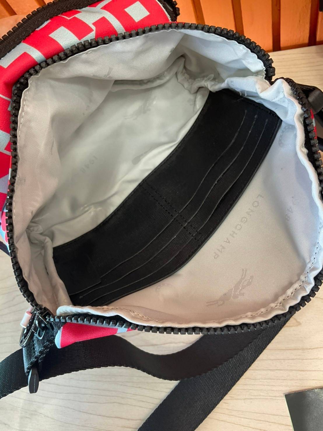 ของแท้ 💯% Longchamp Le Pliage Graphic Nylon Belt Bag กระเป๋า คาดอก / คาดเอว ลายกราฟฟิก วัสดุเนื้อผ้า Nylon Canvas เคลือบกันนำ้ ตัดด้วยหนังแท้ที่มีน้ำหนักเบา มี 2 ช่องซิปสะดวกใช้ ดีไซน์เรียบง่ายแต่เต็มไปด้วยความคลาสสิก ที่จับหัวซิปปั้มแบรนด์ จุของไ