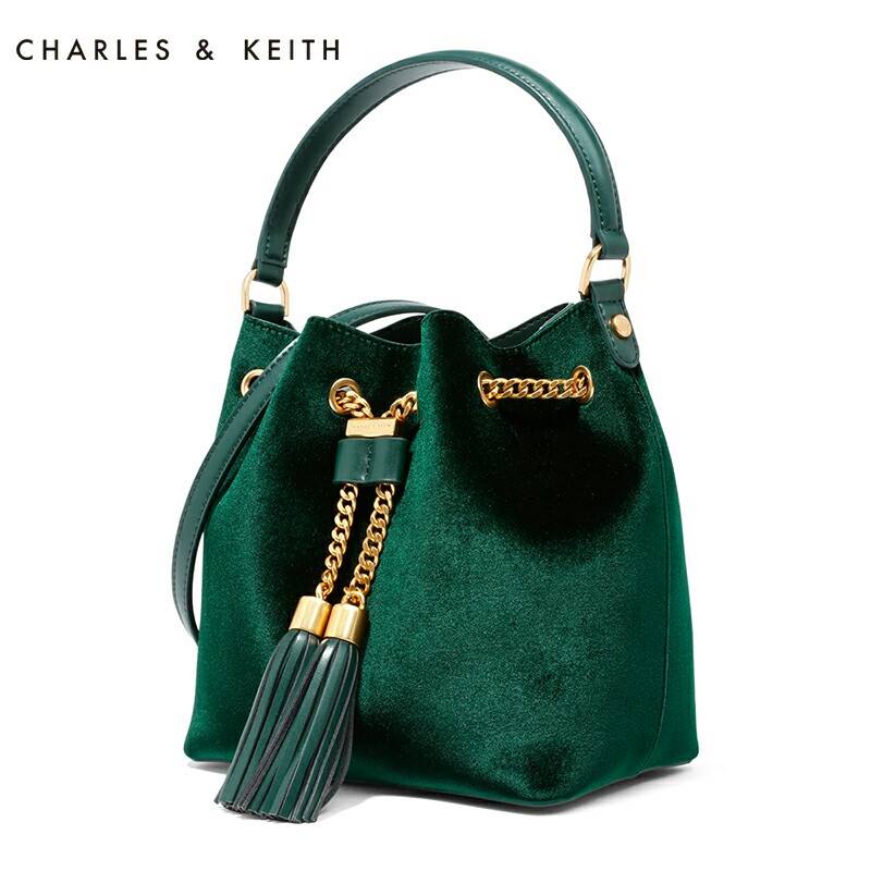 CHARLES & KEITH TEXTURE CHAIN DETAIL HANDBAG กระเป๋าทรงขนมจีบอวัสดุหนังกำมะหยี่ ขนาดกำลังดี อะไหล่สีทอง ประดับด้วยพู่ด้านหน้า ภายในโล่งกว้าง ใส่กระเป๋าสตางค์ยาวได้ มีหูหิ้ว สายสะพายยาวปรับ/ ถอดได้ ฐานกระเป๋าแข็งมีหมุดรองฐาน 4 มุม สวยทุกสีค่ะ