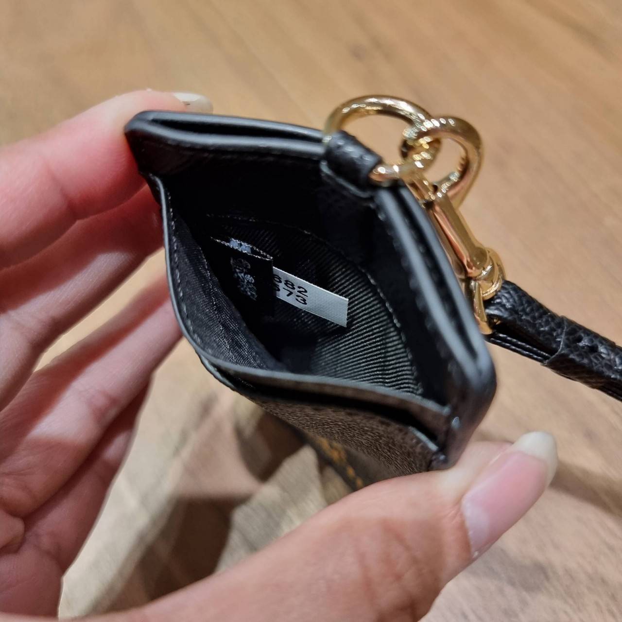 COACH ID LANYARD IN COLORBLOCK SIGNATURE CANVAS ง่ายๆแบบไม่ธรรมดา!! คลาสสิคแต่มีดีเทลโดดเด่น!! กระเป๋าถนอมบัตร พร้อมสายคล้องคอ ดีไซน์ลวดลายสวย ดูดีทุกแบบ ใช้งานง่าย พกพาสะดวก จะใส่บัตรพนักงาน บัตรเครดิต บัตรปชช. ใบขับขี่ และบัตรอื่นๆที่อยากจะใส่!! ตามใจไป