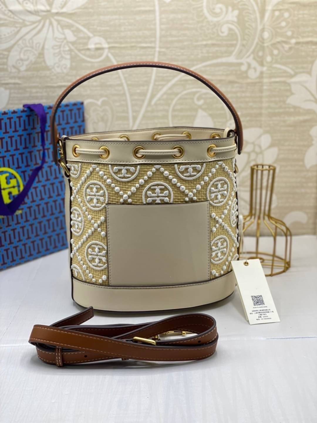 TORY BURCH T MONOGRAM STRAW BUCKET BAG ใหม่ก่อนใคร พร้อมเสิร์ฟความสวยให้ถึงบ้านแล้วน้า กระเป๋าบัคเก็ตทรงยอดนิยม ดีไซน์ใหม่ล่าสุด ยูนีคไม่เหมือนใคร ลายสานเต็มใบ พร้อมปักโลโก้เอกลักษณ์ โดดเด่น งานฝีมือมากๆ