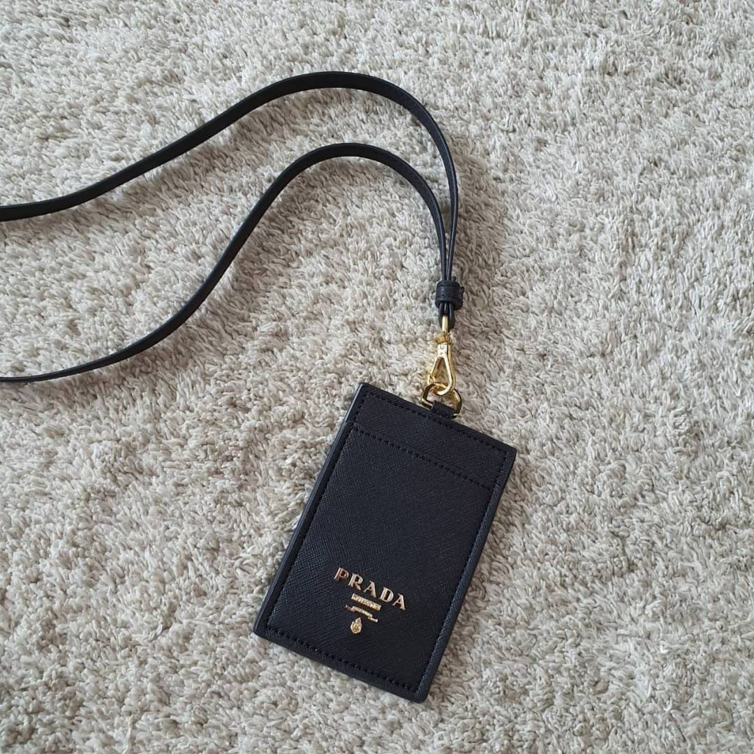 PRADA Leather Badge Holder สิ้นสุดการรอคอย!! พร้อมส่งที่ไทยแล้วค่ะ สายคล้องบัตรสุดคลาสสิค วัสดุหนังพรีเมี่ยม SAFFIANO อะไหล่ทอง ปั้มแบรนด์ ด้านหน้ามีช่องใส่บัตร1ใบ ประกับโลโก้PRADA และด้านหลังใส่บัตรได้อีกหนึ่งใบ(
