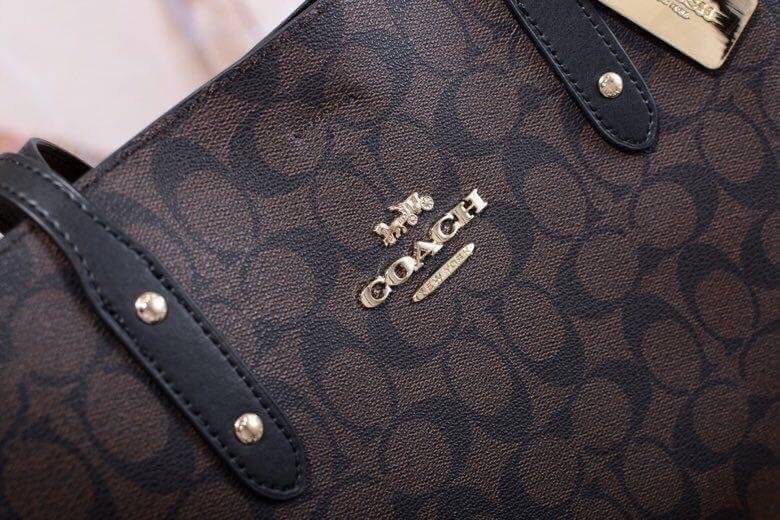 รุ่นยอดนิยม COACH TOWNTOTE IN SIGNATURE CANVAS F76636 กลับใช้ได้ทั้งสองด้าน ใบขนาดใหญ่จุใจ ใส่ของได้เยอะมากกก เป็นรุ่นที่สวยตลอดกาล ควรมีติดตู้ไว้เลยค่าา