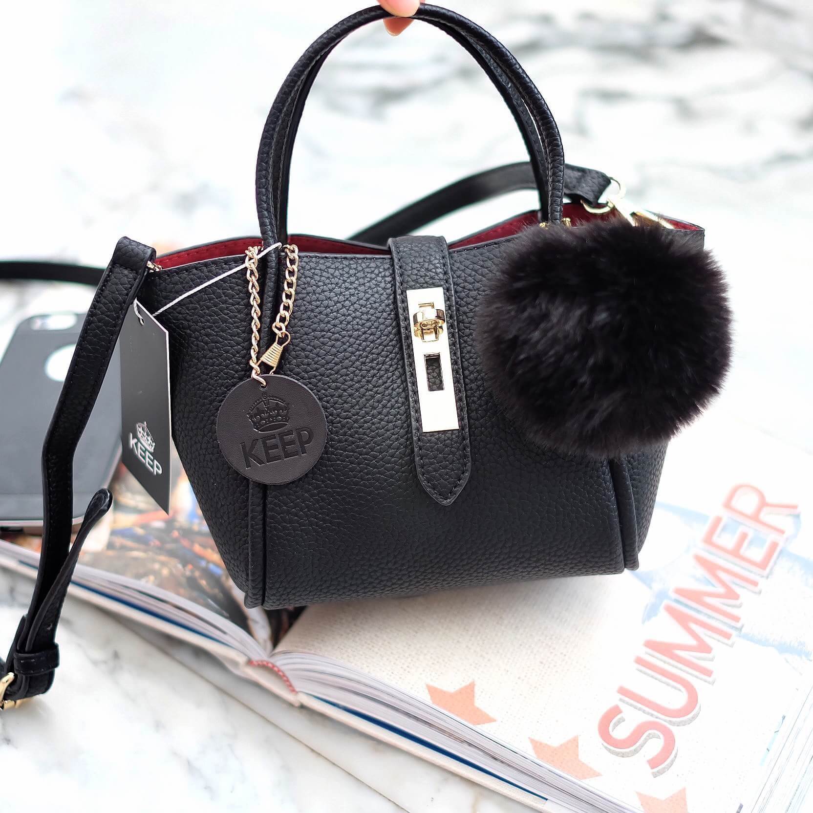 รุ่นมาใหม่ everyday keep handbag 👑สวย หรู เวอร์วัง อีกแล้วค่า 👍 กระเป๋า ถือ//สะพายข้าง หนังสวยๆ มาพร้อมพวงกุญแจ ปอมปอม ฟรุ้งฟริ้ง น่ารักมาก เข้ากับกระเป๋าคะ ตัวกระเป๋าเป็นหนังวัวสังเคราะห์ อย่างดี เนื้อนิ่มหนา อยู่ทรง มีกระเป๋าเล็กๆด้านในแ