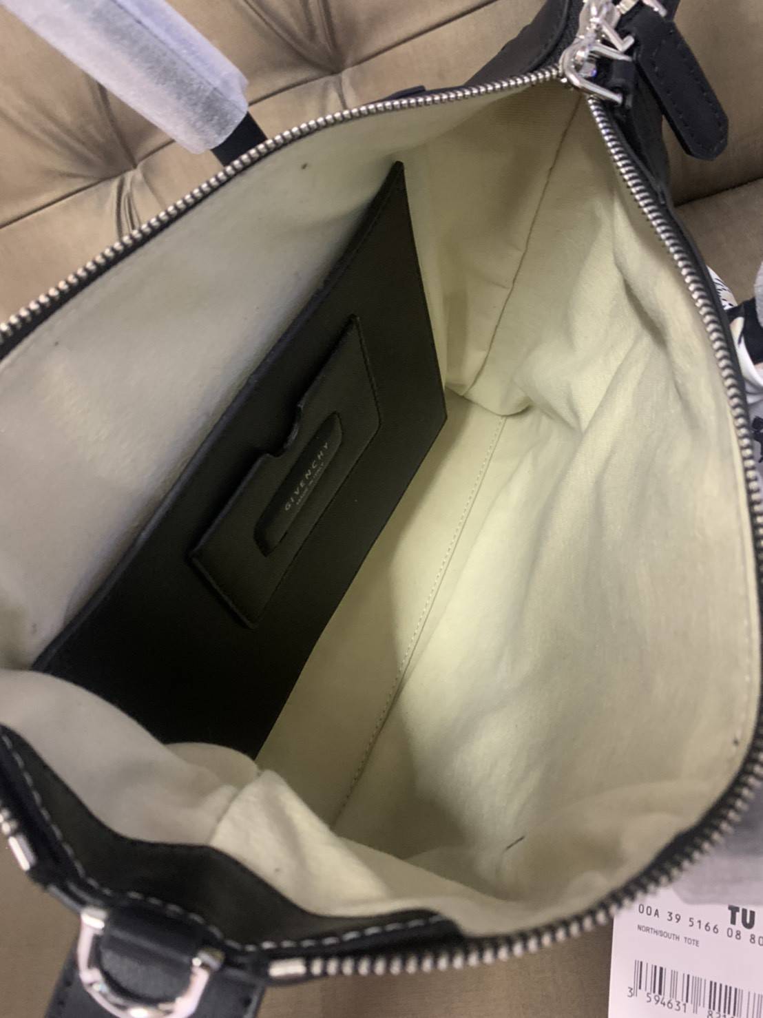 Givenchy Antigona Soft Small Leather Bag เข้ารอบใหม่ ราคาดีต่อใจ .. ไม่มีไม่ได้แล้ว! กระเป๋ารุ่น Iconic อย่าง Antigona Soft รุ่น "Classic" **มาพร้อมผ้าผูกโบว์ น่ารักมากมาย ประดับด้วยสัญลักษณ์ของแบรนด์ Givenchy ด้านหน้า **อะไหล่เงิน ไอเท็มยอดฮิตท