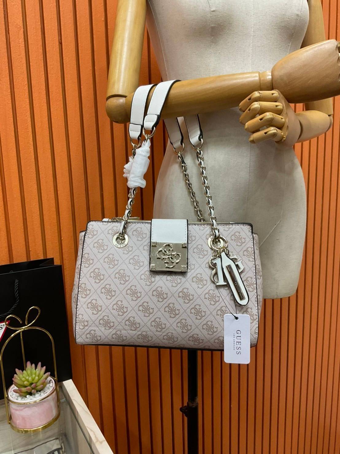 กระเป๋าสะพายไหล่ Guess Logo City Small Society Satchel กระเป๋าสะพายไหล่ ขนาดกำลังดี วัสดุ pu สวยอยู่ทรง มาพร้อมพวงกุญแจน่ารักๆ ถอดออกได้ ด้านหน้าประดับโลโก้แบรนด์ เปิดปิดด้วยซิป มี 2 ช่องหลักใช้งาน ภายในช่องซิปหน้าแยกเป็นสัดส่วนการใช้งาน ซิปช่อง 2 โล่งกว้