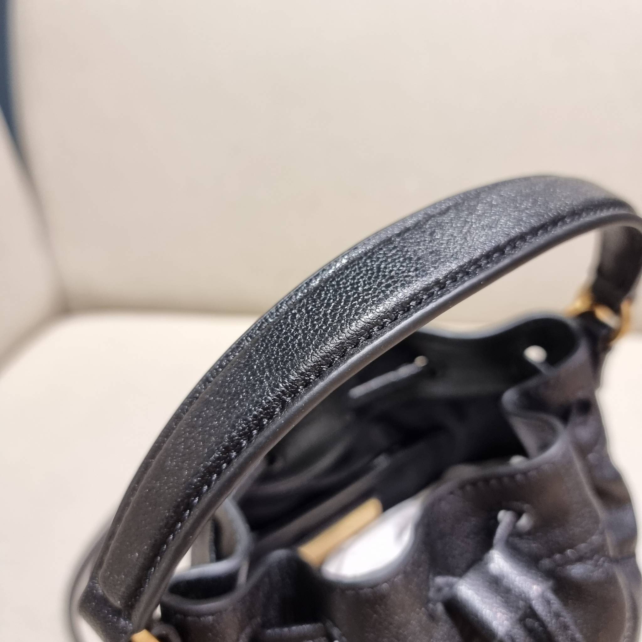 TORY BURCH WILLA MINI BUCKET BAG NEW ARRIVAL สุดปัง กระเป๋าสะพายทรงบัคเก็ต สวยผู้ดี โดดเด่นด้วยโลโก้สีทองดูหรู อัพลุคผู้ดี๊ผู้ดี วัสดุหนังแท้ ดีไซน์บุนวม เส้นคมดีเทลหรู เปิด-ปิดหนังรูดปากกระเป๋า มีหูหิ้วในตัว คล้องแขนเก๋ๆ ภายในเป็นช่องโล่ง มีช่องย่อย ใส่ข