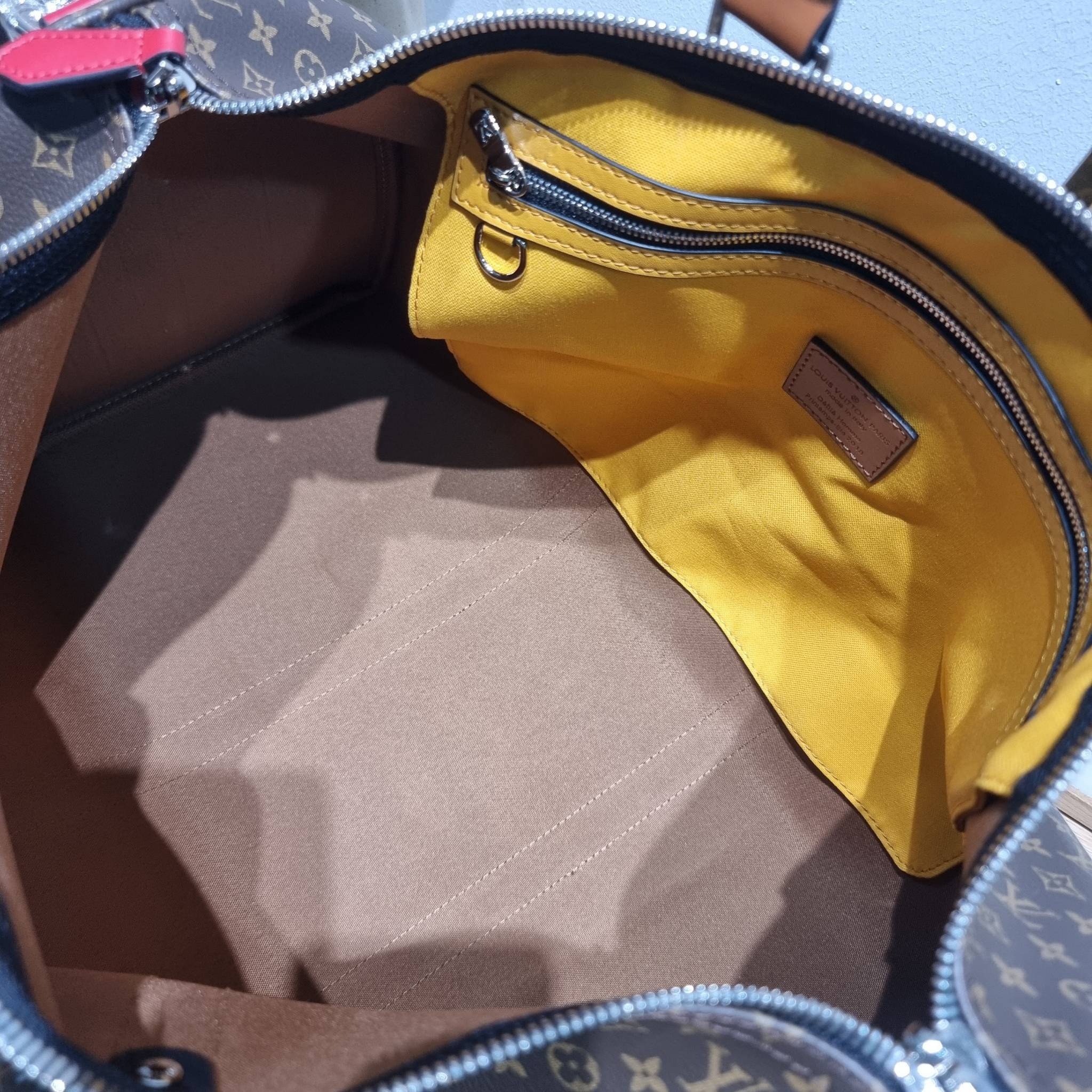 LV KEEPALL BANDOULIERE กระเป๋าเดินทางสุดชิค ที่ทำให้การเดินทางไม่ธรรมดาอีกต่อไป ด้วยลูกเล่น patch แท็กห้อย และใบลูก ที่จัดมาให้ได้เก๋ๆ ไม่ซ้ำใคร วัสดุหนังแคนวาสคุณภาพดี ดีไซน์ลวดลายโมโนแกรมเอกลักษณ์ ซิปมีตัวล็อคไว้ให้แน่นหนา มีสายสะพายครอสให้ ภายในโล่งกว้