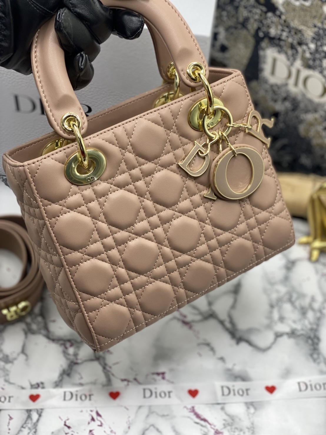 หนังแท้ DIOR LADY BAG 20cm ความสง่างามอีกหนึ่งรุ่นของ Dior รูปทรงสีเหลียม ขนาดกระทัดรัด ตั้งอยู่ทรง ฐานกระเป๋าแข็งแรง มีหมุดรองฐาน ดีไซน์ที่มีเอกลักษณ์เฉพาะตัว ด้านหน้าตกแต่งด้วยตัวอักษร D.I.R ห้อยเป็นพวงกุญแจ จะถือด้วยมือหรือสะพายไหล่ก็ดูดีมากๆ ค่ะ