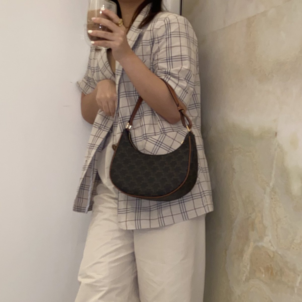 CELINE Vintage Classic Ava bag 1 ใน คอลเลคชั่น “Triomphe Canvas” มาพร้อมสายสะพายไหล่ที่ปรับความยาวได้ และเนื่องจากช่วงล่างของกระเป๋ามีขนาดใหญ่กว่าช่วงบน จึงทำให้ไม่เสียทรงเมื่อเราใส่สิ่งของอย่างกระเป๋าสตางค์หรือโทรศัพท์มือถือ หากดูภาพรวมแล้ว รุ่นนี้ออกแนว