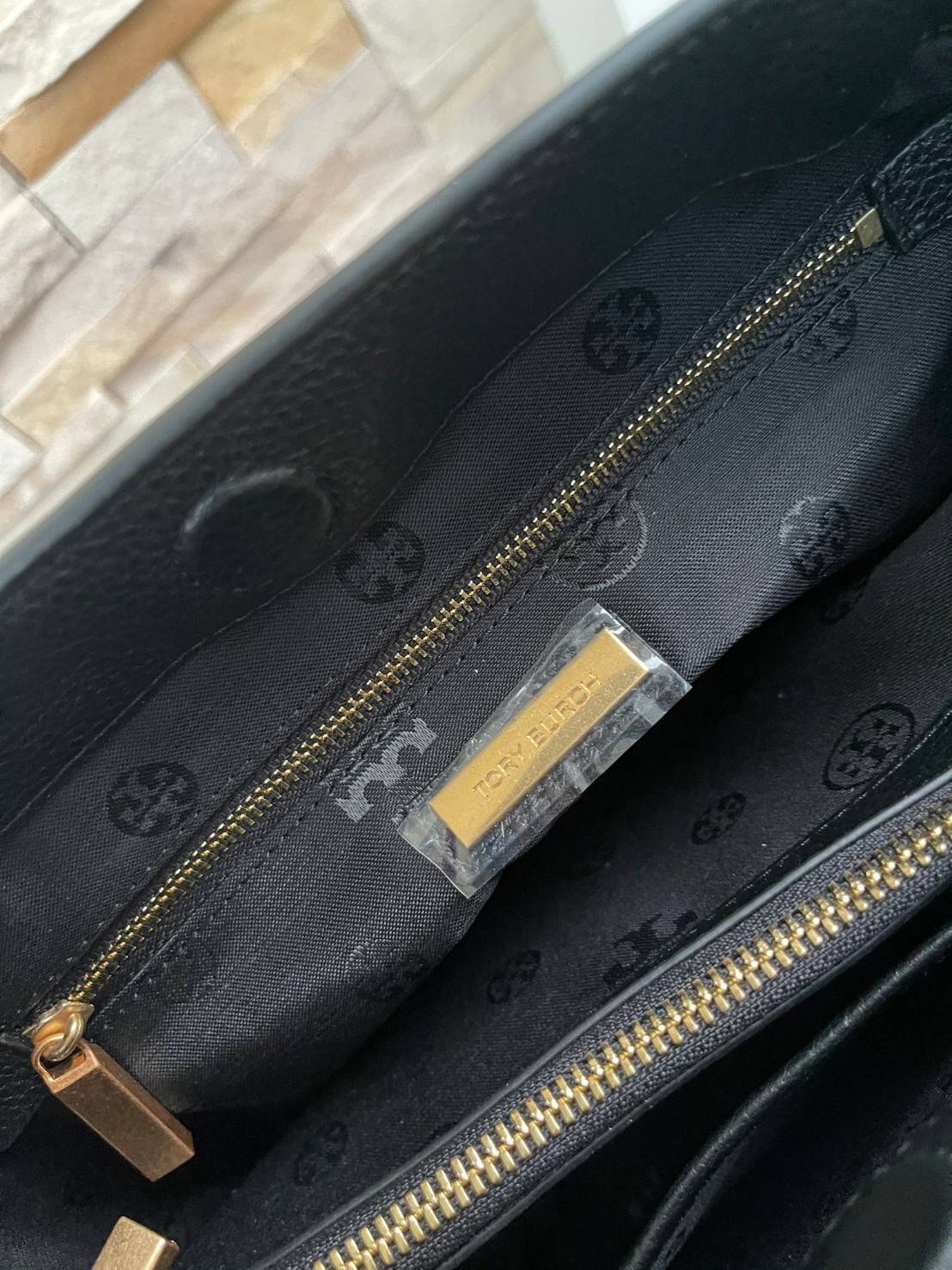 ของแท้ 💯% TORY BURCH Britten Small Slouchy Leather Tote Bag (New collection 2021) ความดีงามของรุ่นนี้อยู่ที่ขนาดที่ใหญ่จุของได้เยอะ