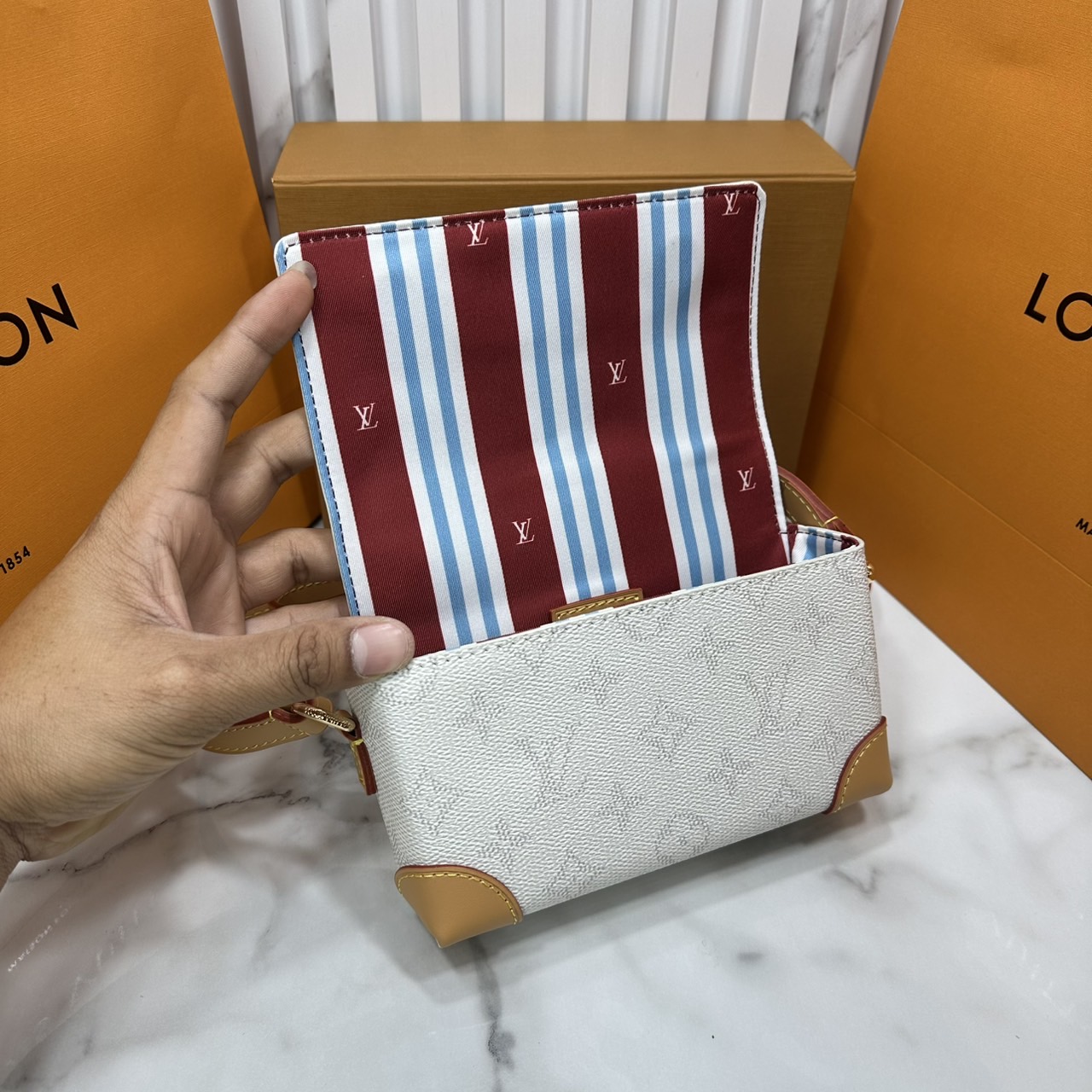 ORI หนังแท้ | LV Steamer crossbody bag Monogram Canvas / LV Trunk Bag กระเป๋าสะพาย กระเป๋าสตางค์แบบสะพายรุ่น Steamer รังสรรค์จาก Monogram แคนวาส แต่งขอบหนัง Aged Natural และฮาร์ดแวร์สีทอง