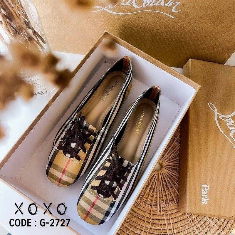 Burberry Flat Shoes คัชชูสไตล์ผ้าใบ ทรงเทย์ แมทส์ชุดง่าย สวมใส่ง่าย ผ้านุ่ม ทรงรองเท้ากว้าง ด้านหน้าเชือกถอดร้อยได้ วัสดุผ้าลายแบรนด์ งานจริง สวย เรียบร้อยมาก แนะนำค่ะ