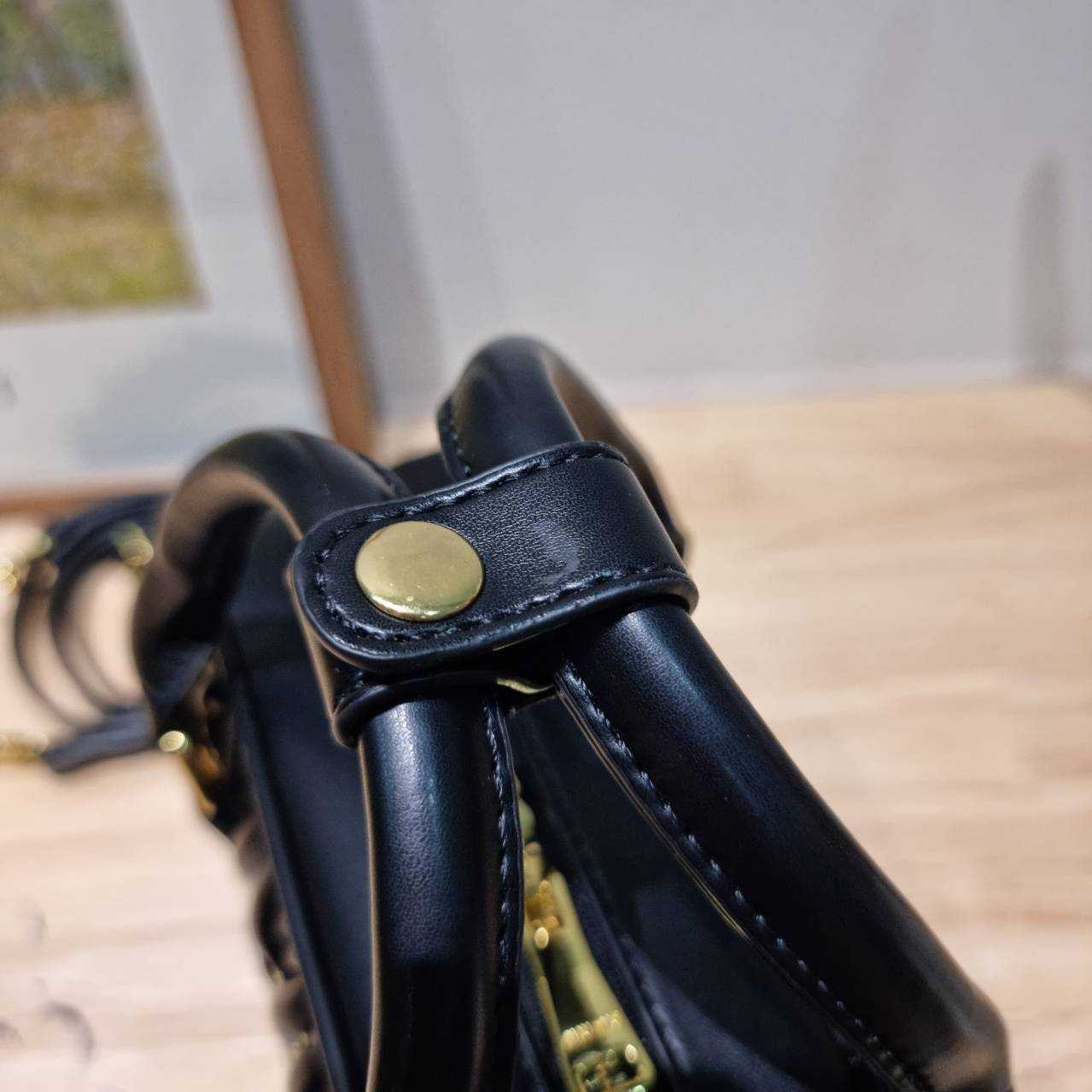 MIU MIU ARCADIE METELASSE LEATHER BAG กระเป๋าถือ/สะพายสุดชิค ที่ไม่มีตอนนี้คือพลาด ดีไซน์เพิ่มดีเทล ด้วยการเดินด้ายเป็นเอกลักษณ์ สวยดูแพง หูจับในตัวง่ายและสะดวกพกพา