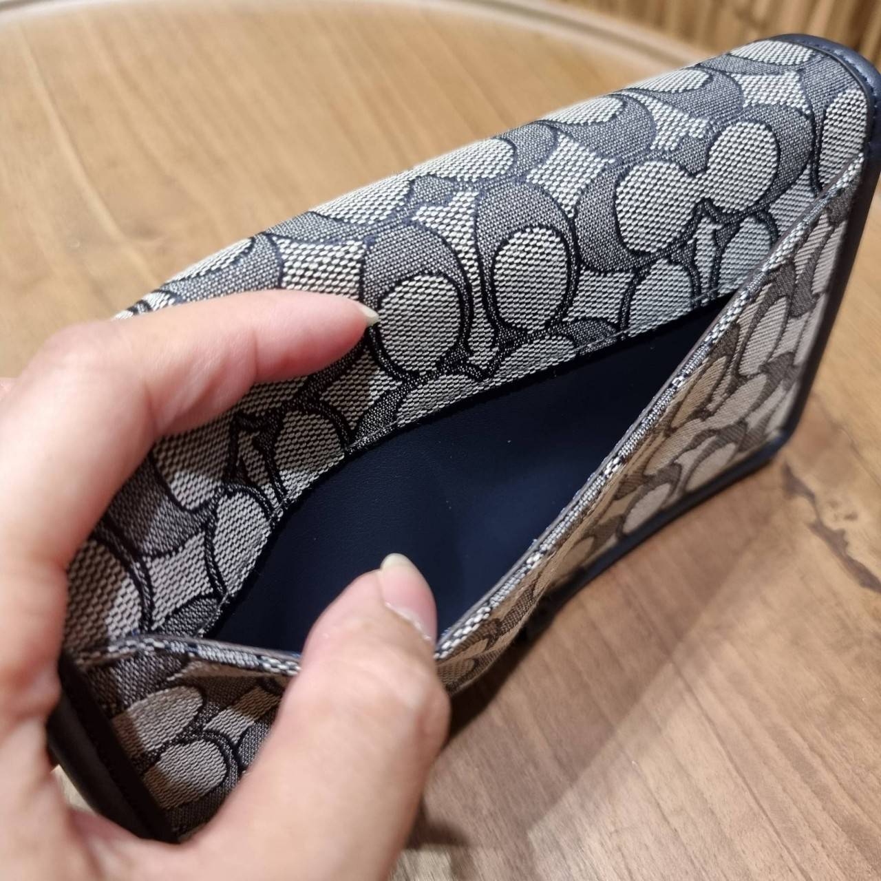 COACH C3824 FOLDOVER CROSSBODY CLUTCH IN SIGNATURE JACQUARD คลัทช์เก๋ๆที่สาวๆตามหา 2IN1 ไปอีกหนึ่ง!! กระเป๋าสะพายทรงคลัชท์ ใช้งานได้ถึง 2 แบบ จะพกเดี่ยวๆแทนกระเป๋าสตางค์ หรือคล้องสายสะพายข้าง สะพายชิคๆคูลๆ ก็ได้อีก มันดีงามมากทุกสี เพราะความละมุนของผ้า ja