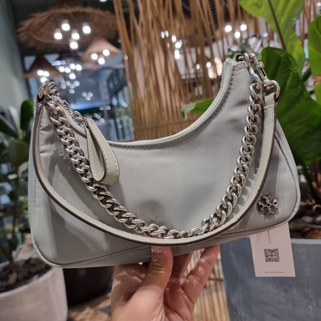 TORY BURCH MERCER NYLON SMALL SHOULDER BAG ใหม่ก่อนใคร!! กับคอลหวานๆ สดใสๆ กระเป๋าสะพายทรงโฮโบ ขนาดกะทัดรัด ฟังก์ชั่นการใช้งานจัดแบบเต็มที่ ด้วยสายสะพายถึง 3 เส้น สายโซ่คล้องแขน สายหนังแบบสั้นคล้องไหล่ และสายสปอร์ตเส้นใหญ่ ดูดี!! คุ่มแค่ไหนคิดดู!! วัสดุผ้