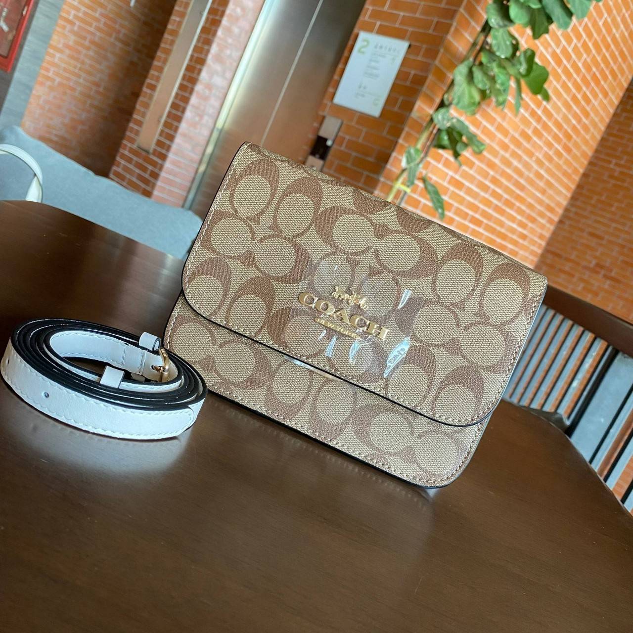 COACH C5592 MINI BRYNN CROSSBODY IN SIGNATURE CANVAS กระเป๋าถือ กระเป๋าสะพาย ไซร์มินิ ลุคคุณหนูสุดเก๋ จะถือเป็นครัชหรือสะพายเป็นครอสบอดี้สุดชิลๆได้หมด วัสดุหนังแคนวาสคุณภาพ ตกแต่งดีเทลหรูด้วยหนังแท้ อะไหล่สีทอง งานสวย เปิด-ปิด ด้วยตัวกด-ล๊อคแบบอัตโนมัติ ด