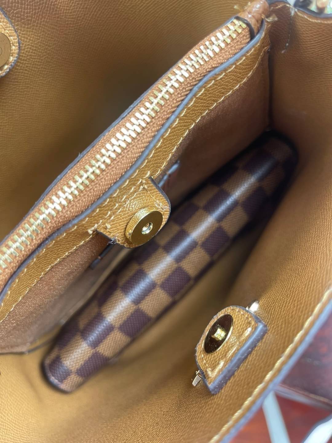 COACH SMALL TOWN BUCKET BAG IN SIGNATURE สำหรับสาวแฟชั่นที่ชอบรายละเอียดชิคๆ ดีไซน์สุดเก๋ แนะนำเลยสำหรับกระเป๋าทรงบักเก็ตใบนี้ เชื่อว่าสาว ๆ หลายคนชื่นชอบ เป็นไอเทมที่สามารถแมทช์ได้กับเสื้อหลากหลายสไตล์ บรรจุของได้เยอะโดยที่กระเป๋าไม่เสียทรง แบ่งช่องใช้งา