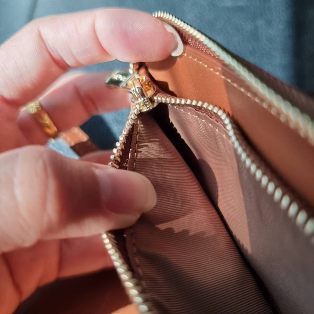 COACH F57468 PHONE WALLET IN SIGNATURE COATED CANVAS กระเป๋าสตางค์ถนอมมือถือ!! 2IN1 สุดๆ ใส่โทรศัพท์ ใส่เงิน ใส่บัตร ครบถ้วน!! จบในใบเดียวจ้า ขนาดกำลังเหมาะมือ วัสดุหนังแคนวาสเคลือบลาย คุณภาพดี สาวๆมีไว้ติดตัวสักใบ ไม่ผิดหวังจ้า