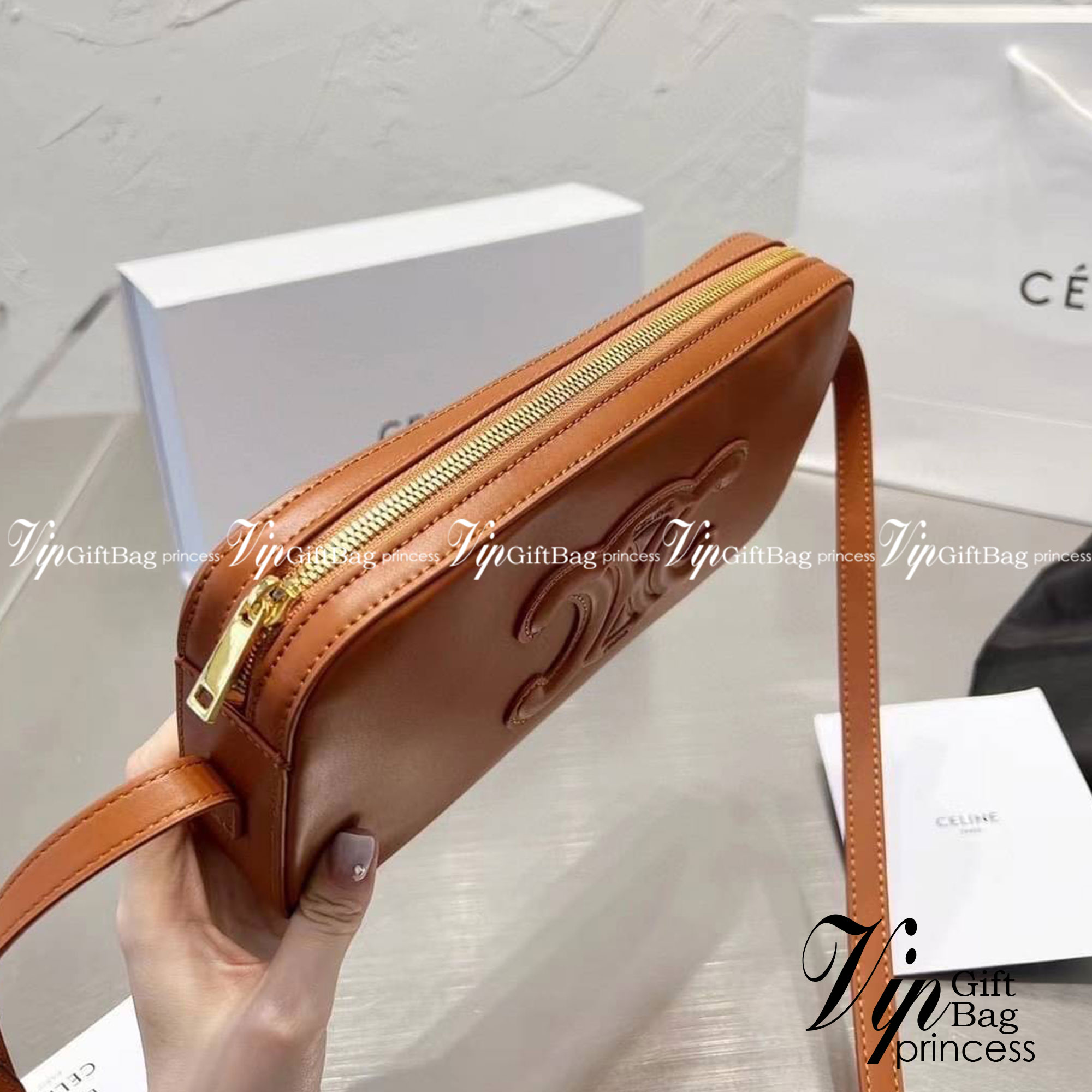 CELINE Cuir Triomphe Camera Bag / CELINE CAMERA SHOULDER BAG CUIR TRIOMPHE in smooth calfskin กระเป๋าสะพายเซลีนทรงมินิมอล ทรงสี่เหลี่ยมผืนผ้าที่อัดแน่นไปด้วยกลิ่นอายความคลาสสิกตามแบบฉบับแบรนด์ เพิ่มความหรูหราและโดดเด่นด้วยการตกแต่งด้วยโลโก้เด่นชัดด้านหน้า