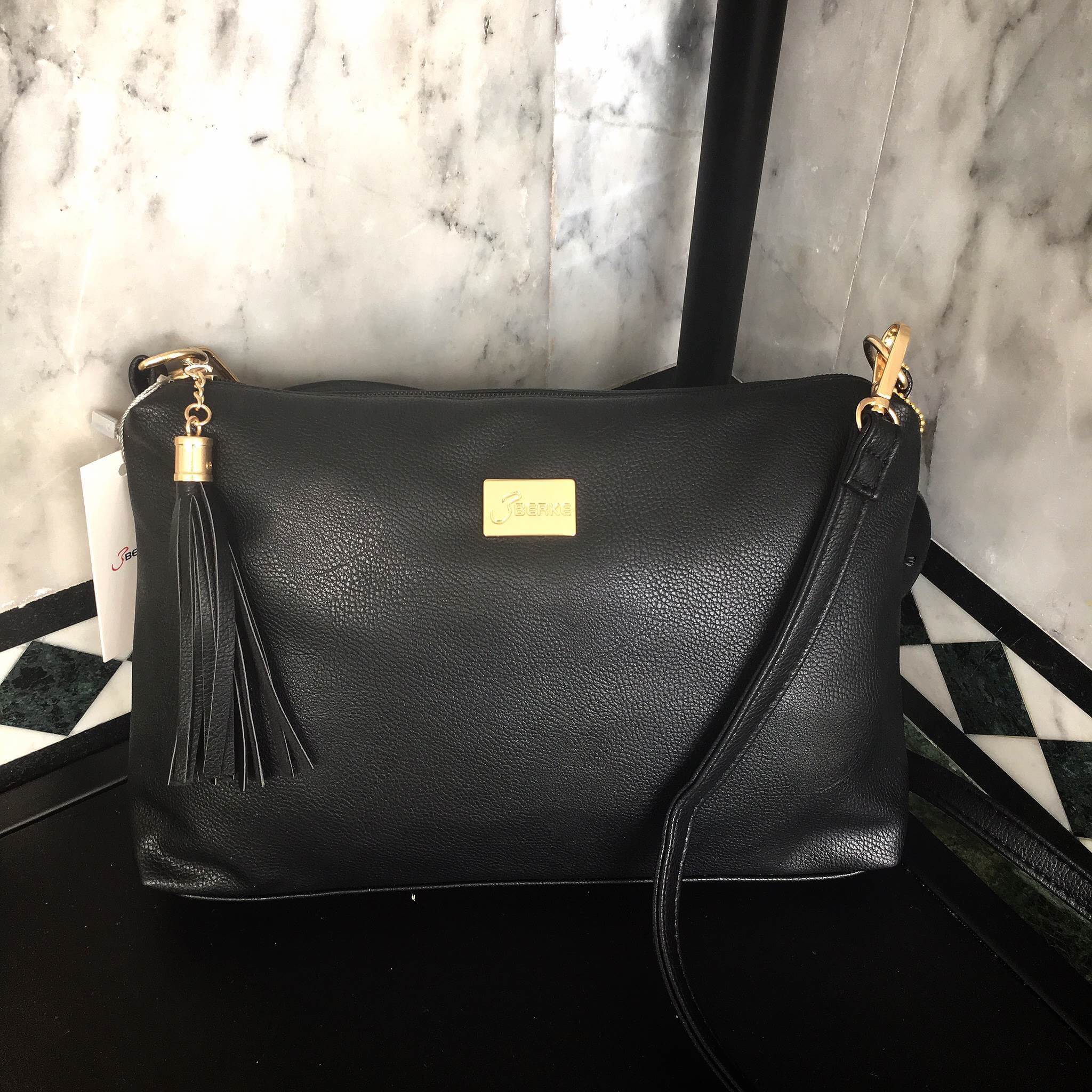 ถามกันเข้ามาเยอะ คะ สำหรับ กระเป๋าทรง shoulder bag ใบใหญ่ หนังนิ่มสวยๆ สี ดำสุด classic รุ่นนี้จาก แบรนด์ ดัง Berke คะ สวยคุ้มเกินราคา 👍 ตัวกระเป๋า ใบใหญ่ หนังนิ่ม แต่น้ำหนักเบาจุของคุ้มคะ ทนทาน ดีไซด์พู่ที่หางซิป ใบนี้ เหมาะกับทุกโอกาส ภายในบุด้ว