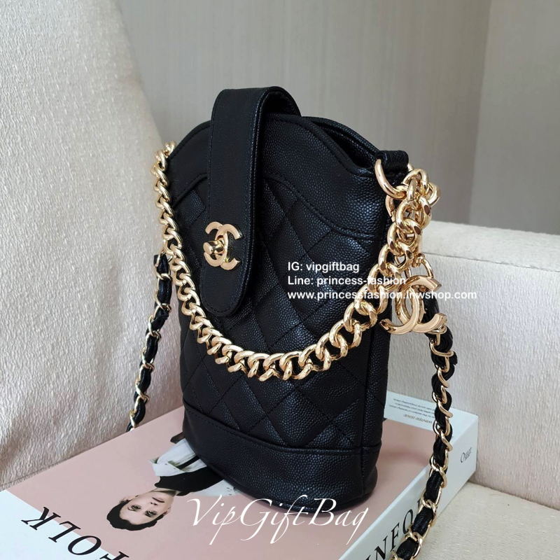 สวยหรูคลาสสิค **มีสายให้สองแบบ CHANEL VIP GIFT CROSSBODY BAG งาน CHANEL VIP GIFT ของแท้ 100% จากเคาเตอร์แบรนด์ CHANEL ทรงสวย ขนาดกำลังดี วัสดุหนัง CAVIER PU เปิดปิดด้วยกระดุมหน้าแบบบิดปลอดภัยหายห่วง ด้านในมีซิปอีกชั้น อะไหล่ทอง หัวซิปปั้มแบรนด์ ด้านในใส่โ