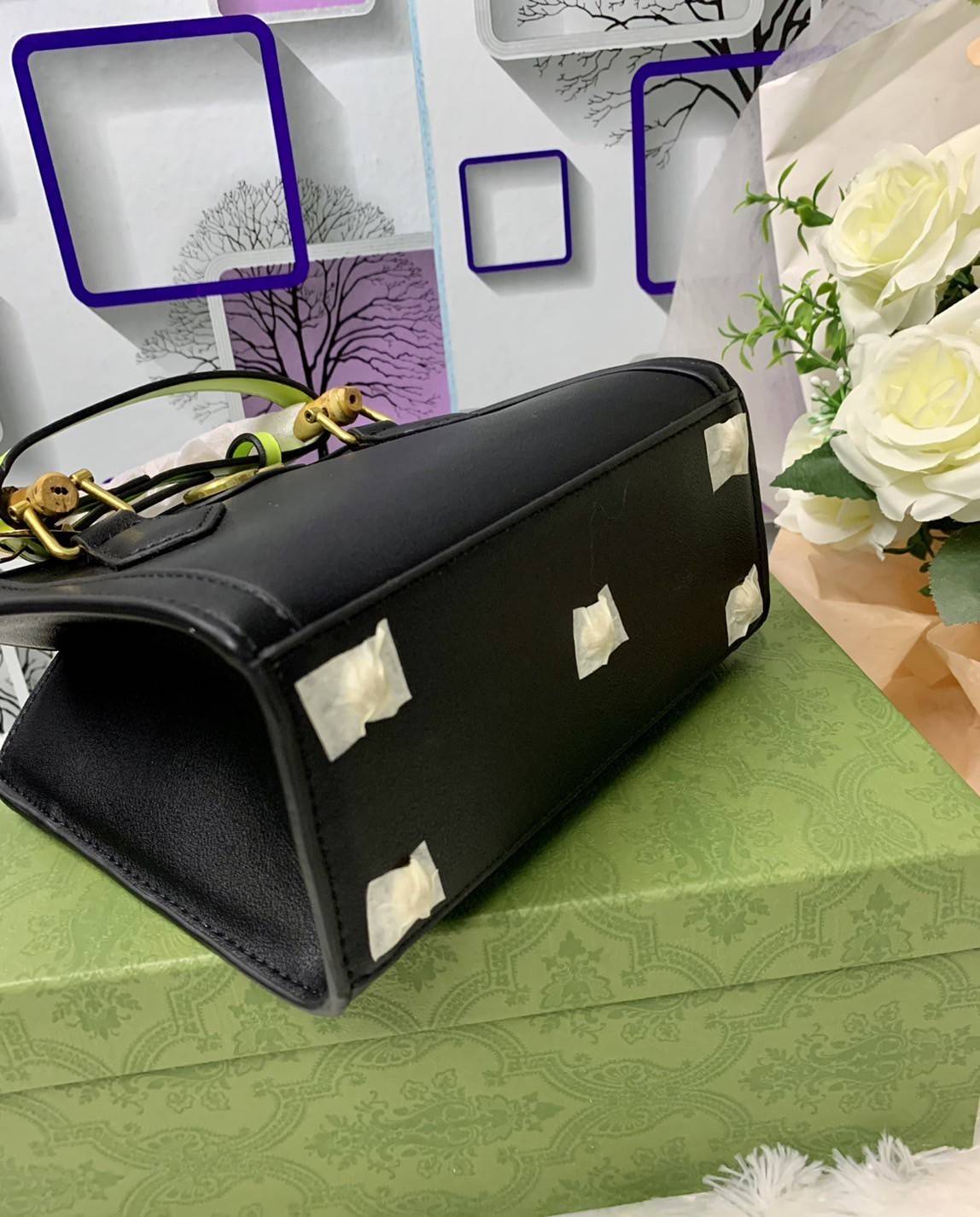 กระเป๋า GUCCI สไตล์งานหูไม้ไผ่ Size mimi รุ่น Gucci Diana Bag กระเป๋าสุดคลาสสิกดีไซน์มาใหม่พร้อมเข็ดขัดหนังสีสะท้อนแสงประดับตรงหูกระเป๋า กระเป๋าทรง tote วัสดุหนังแท้ (calfskin) อะไหล่ทอง ขนาดกำลังดี งานสวยตั้งอยู่ทรง มีสายสะพายยาว 1เส้น สามารถปรับระดับได้