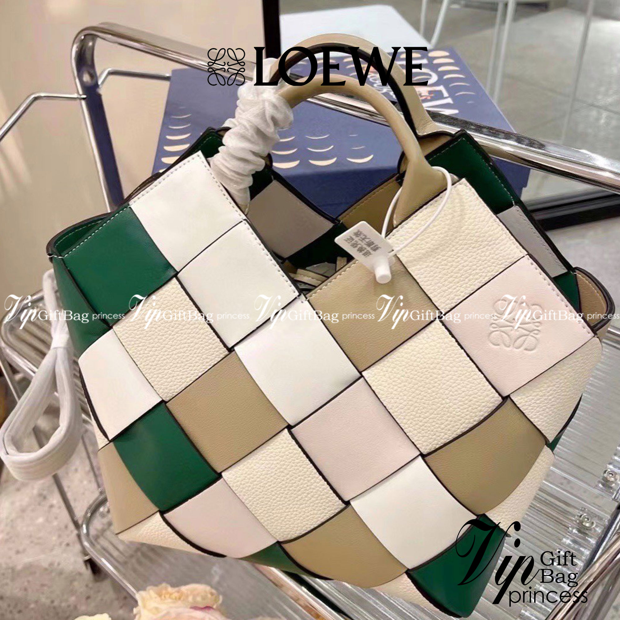 LOEWE SURPLUS LEATHER WOVEN BASKET BAG IN CLASSIC CALFSKIN พร้อมส่ง 5 สี ใหม่ล่าสุดและสวยที่สุด กระเป๋าสะพานที่ถักทอด้วยความปราณีต โดดเด่นด้วยสีที่จับมาคอนทราสได้ลงตัว ใบใหญ่จุได้แบบเน้นๆ วัสดุหนังวัวแท้เต็มใบ หรูเลิศ ปากกระเป๋ามีสายหนังสำหรับผูกรวบปากกระ