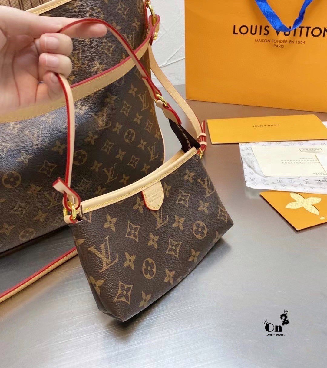 Louis Vuitton Monogram Delight Canvas / LV Delight Tote Bag กระเป๋าสะพายข้างทรงสูงใบใหญ่หนังแกะสังเคราะห์ หูหิ้วปั้มโลโก้ ด้านในมี1ช่องซิป 1ช่องใส่ของจุกจิ๊ก มาพร้อมกระเป๋าเล็กน่ารักใส่ตังค์ คุ้มสุดๆ อะไหล่ทองหรูหรา มีสายยาว ถอดสายได้ ปรับระดับได้ จุของได