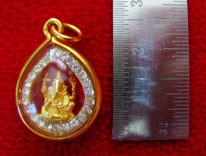 จี้พระพิฆเนศปางรีนาโมจัน คณปติ(ช่วยขจัดหนี้สิน อุปสรรค ทวีทรัพย์)องค์เล็กทรงหยดน้ำ เนื้อทองพ่นทรายล้อมเพชรเลี่ยมทองไมครอนค่ะ