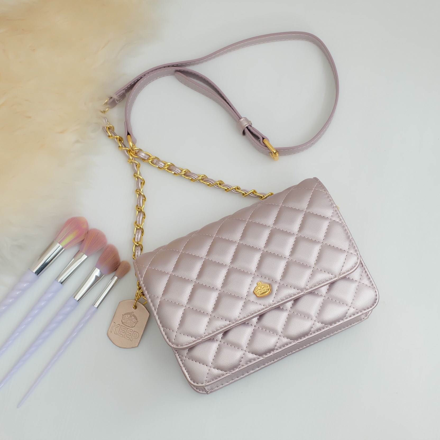 สีใหม่ล่าสุด ( Rose Gold ) ทรงขายดีที่สุด KEEP รุ่น Florence Flat bag สี Limited เฉพาะปีนี้เลยค่า ( จำนวนจำกัด ) ตัวกระเป๋าหนังแกะสังเคราะห์ ลายหนังสวยมากๆคะ นิ่ม-ตึง สุดๆ รุ่นนี้ จะมี 2 ขนาด คือ mini และ classic ไซด์