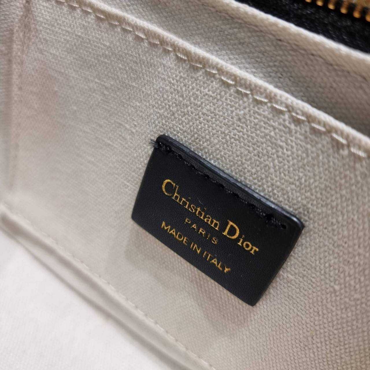 Dior Black Supple Macrocannage / CD LOUNGE BAG กระเป๋าสะพายทรงพอช สวยหรู ดีไซน์เรียบ แต่ดูแพง