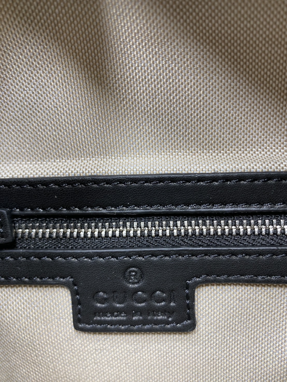 ORI หนังแท้ | GUCCI GG Emblem small belt bag กระเป๋าคาดอก/คาดเอวปรับโฉมใหม่ สวยสง่างาม สปอร์ตและเท่กว่าเดิม แต่ยังคงความคลาสสิค