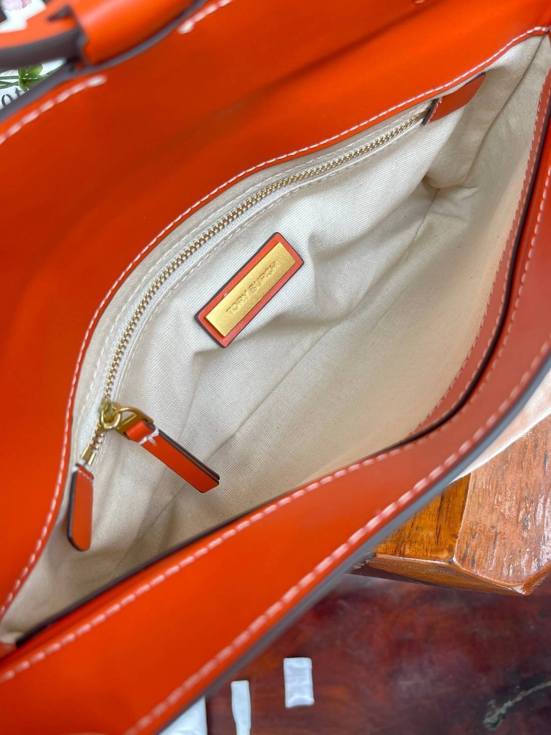 Tory burch Miller Metal clutch กระเป๋าคลัทช์ดีไซน์เรียบหรูออกแบบมาได้อย่างลงตัว ด้วยรูปทรงที่สวยงามและทันสมัย จากแบรนด์ Tory Burch ขนาดกำลังดี สามารถใส่กระเป๋าสตางค์หรือเครื่องสำอางค์ได้ตามขนาดกระเป๋า ในเรื่องของดีไซน์และLogo DoubleT เฉดเดียวกับสีของกระเป