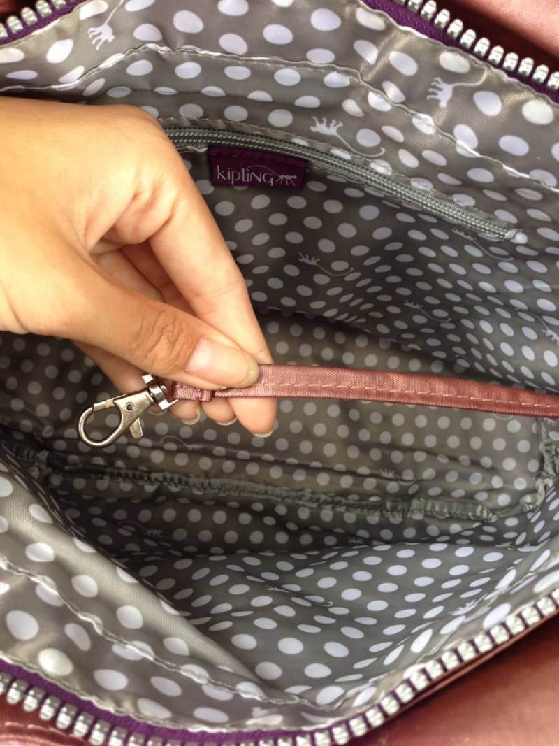 Kipling รุ่น Cicele กระเป๋าสะพายไหล่ใบใหญ่ สวยน่ารัก ตัวกระเป๋าด้านในเป็นช่องโล่งแบบปิดเปิดด้วยซิป มีช่องซิปด้านใน ด้านข้างกระเป๋า มี 2 ช่อง ปิดเปิด ด้วยเทป พร้อมที่ใส่โทรศัพท์ ปากกา และ MP 3 ในส่วนด้านใน และ ด้านข้างกระเป๋า ซ้าย-ขวา เป็นช่องขนาดเล็กสำหรั