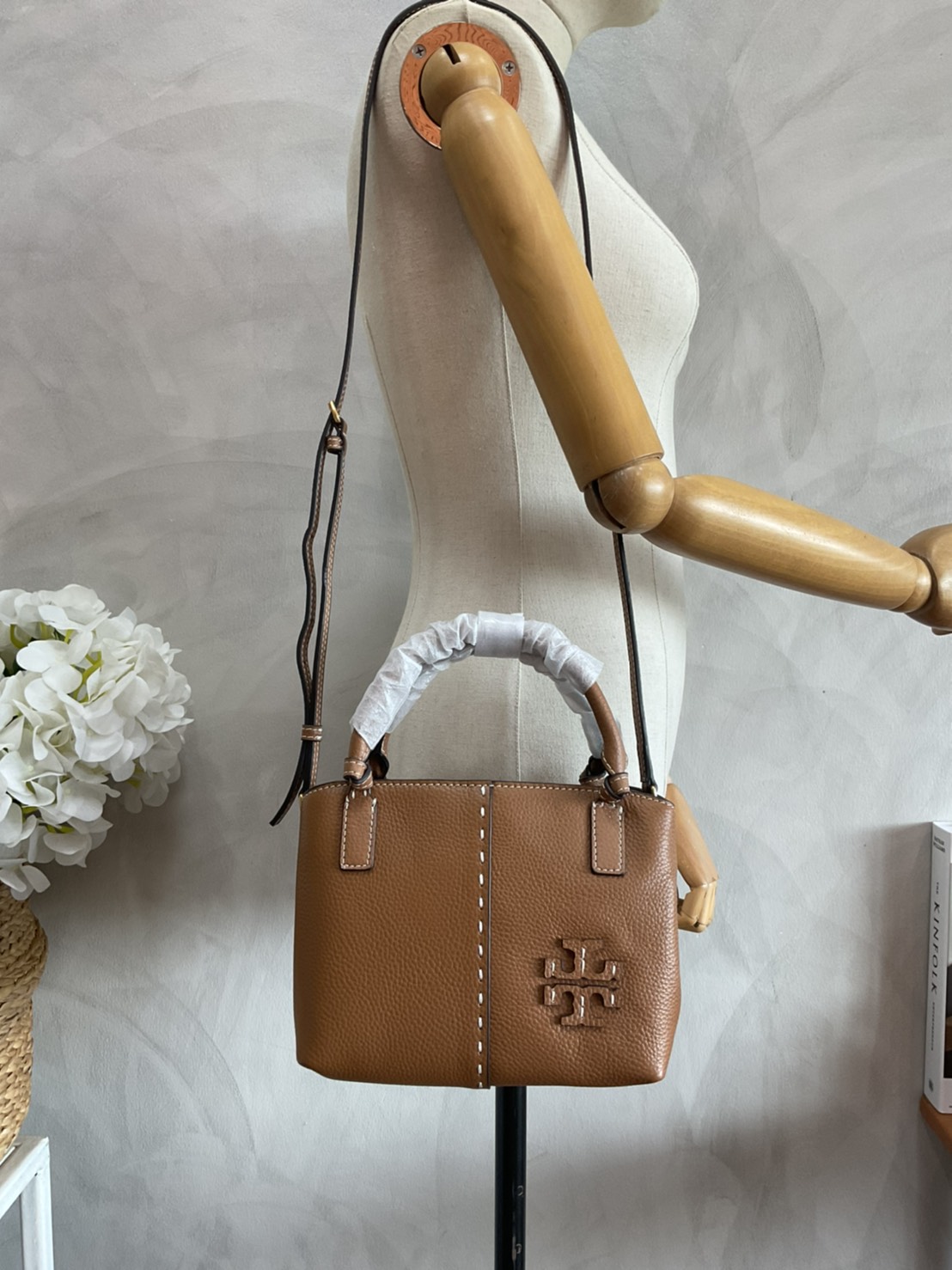 Tory Burch McGraw Mini Satchel กระเป๋าถือ/สะพาย Crossbody วัสดุหนังลูกวัวแท้ 100% ด้านหน้าประดับโลโก้หนัง ตัดเป็นรูปตัว T สัญลักษณ์แบรนด์ ตัวกระเป๋าเดินด้ายเล่นลายเพิ่มลูกเล่น เพื่อความเก๋!!