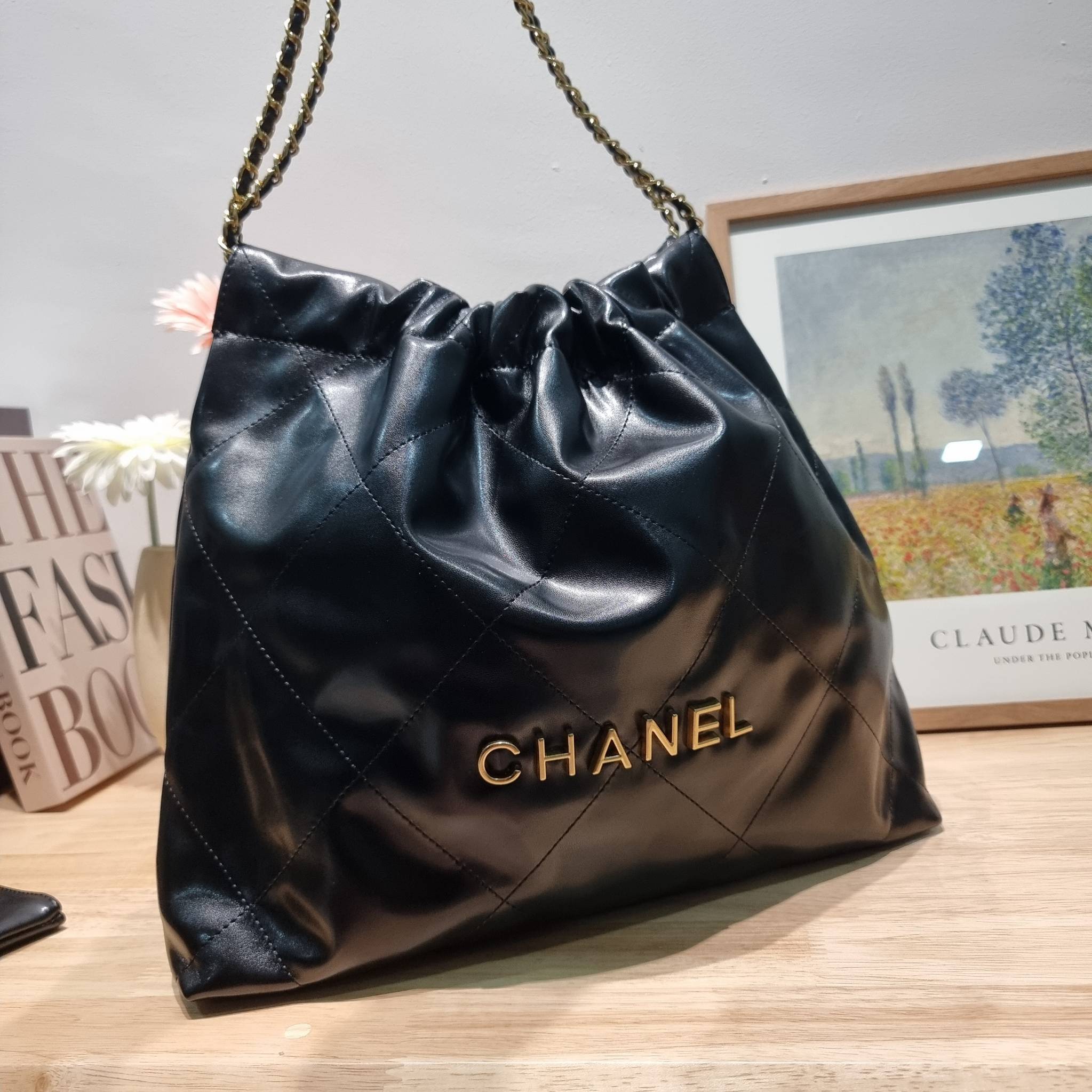 Chanel ss22 Logo CC shopping tote / Chanel 22 handbag มาแรงที่สุดในตอนนี้ก็คือรุ่นนี้เลย ใช้งานง่ายรุ่นนี้สามารถใช้ได้ทั้งผู้หญิงและผู้ชายน้า เกินต้านที่สุดกับไอเท็มนี้ ที่สาวๆหรือใครๆก็ต้องมีแล้ว!! แค่เห็นก็หลงรัก กระเป๋าทรงสวย