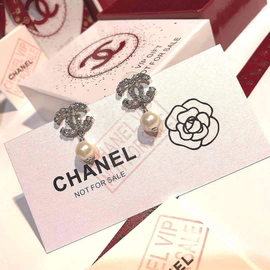 CHANEL DOUBLE EARRING VIP ชุดกิ๊ฟเซท ไอเท็มหายากชวนสะสมมาเป็นชุดให้ถึง2แบบ2สไตล์สลับใช้ ดีไซน์สวยหรูเลอค่าสุดคลาสสิค จองด่วนไอเท็มแบบนี้นานๆจะหลุดมาให้ช้อป จะซื้อใช้เองหรือมอบเป็นของขวัญก็เลิศหรูดูดีสินค้ามาใน Original Package บอกเลยว่า Must Have ซื้อ1ได้