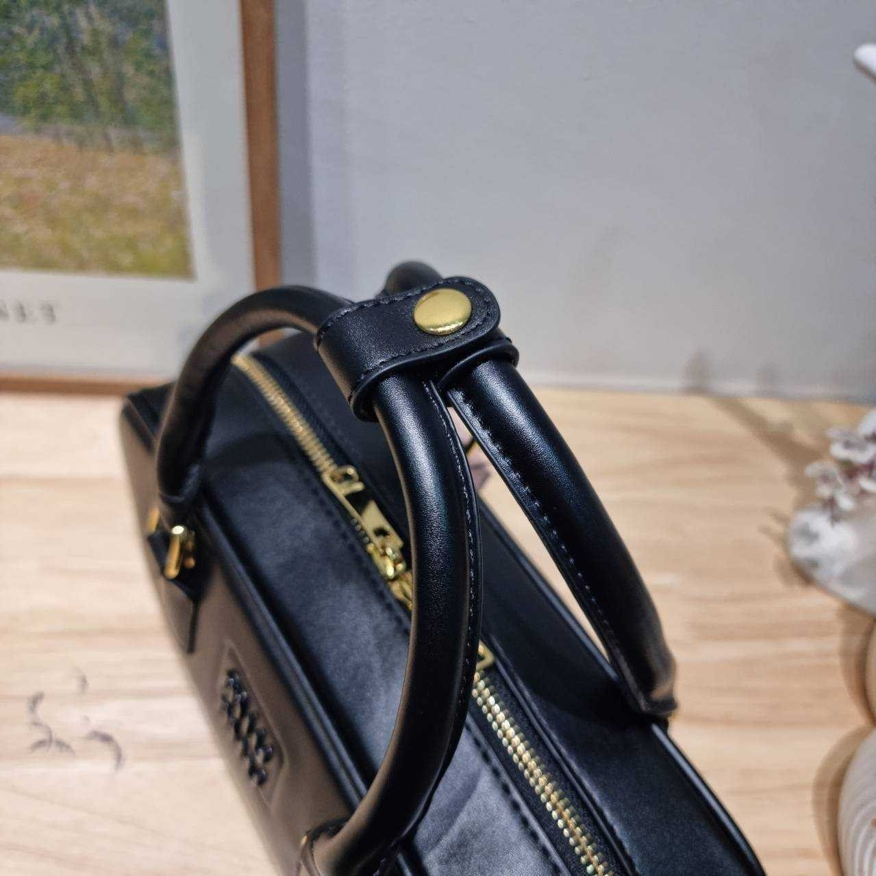 MIU MIU ARCADIE LEATHER BAG M, Geniş 27cm กระเป๋าถือ/สะพายสุดชิค น่ารักๆเก๋ๆ ดีไซน์เรียบแต่มากมีอยู่จริง สวยดูแพง